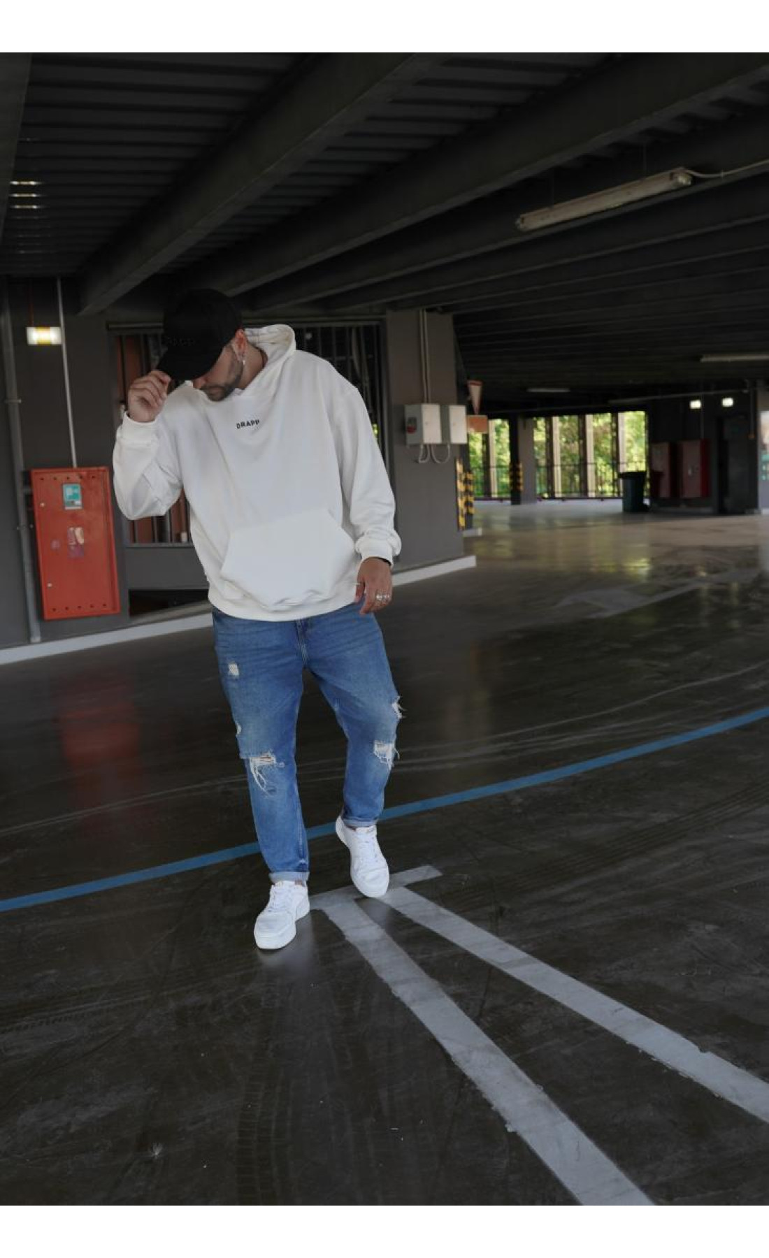 Біле чоловіче  оверсайз худі з трендовим дизайном