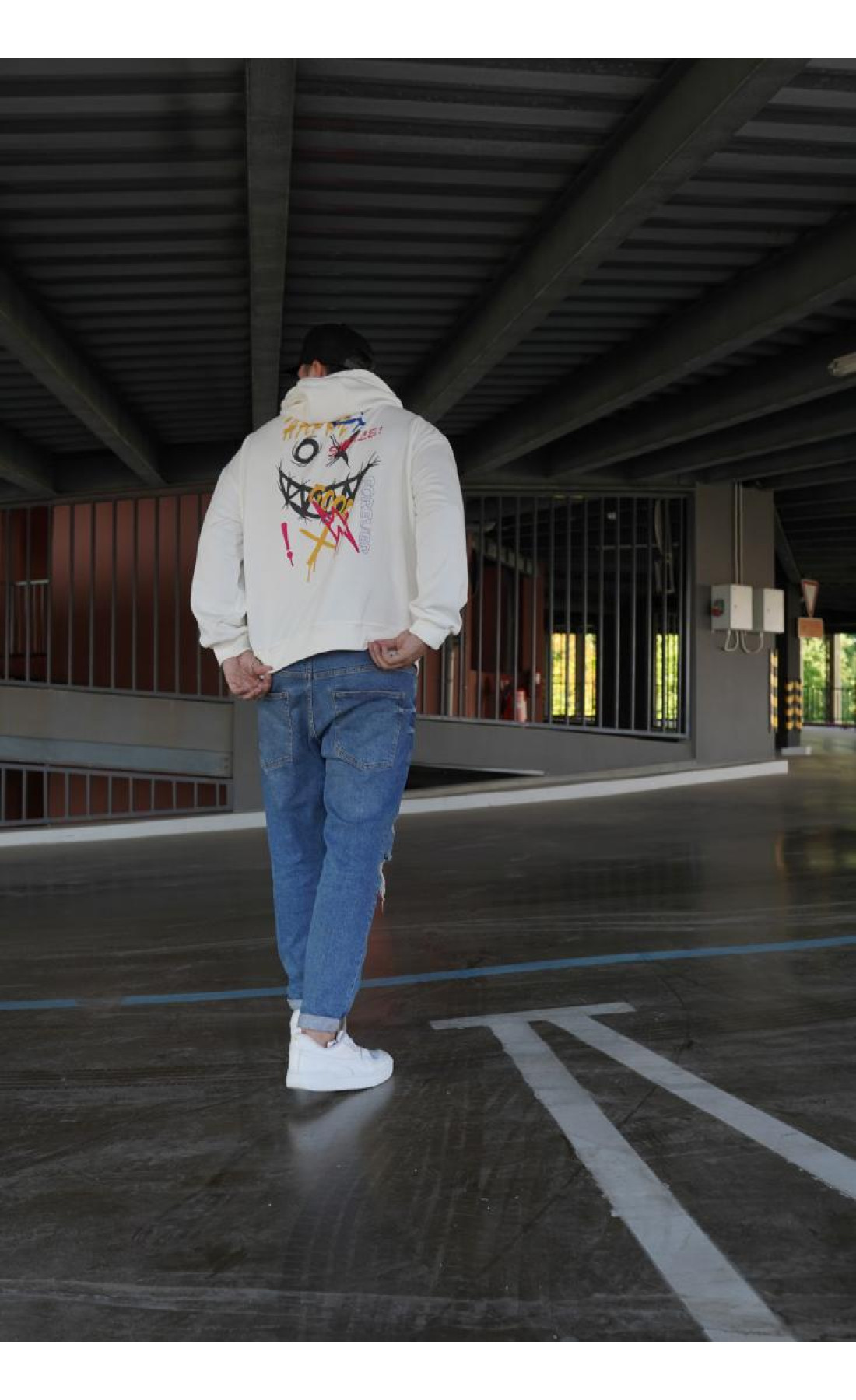 Біле чоловіче  оверсайз худі з трендовим дизайном