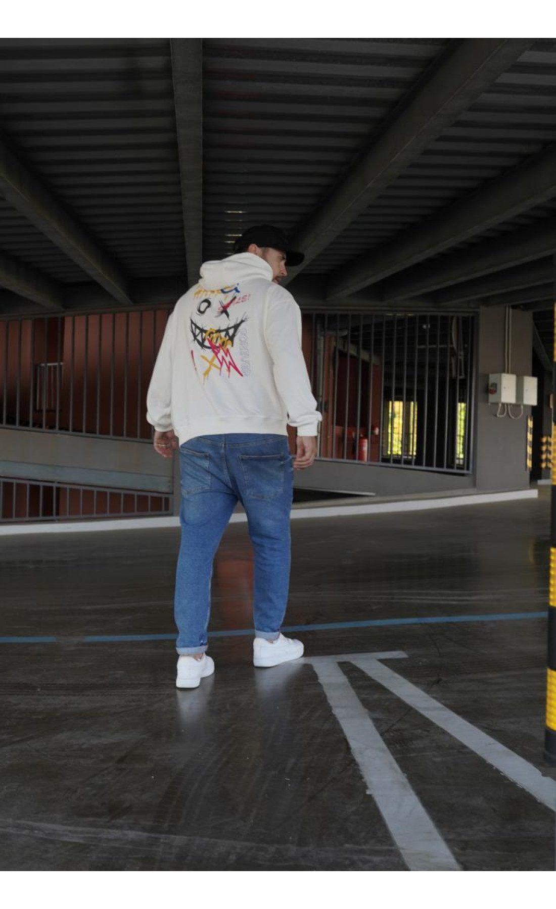 Біле чоловіче  оверсайз худі з трендовим дизайном