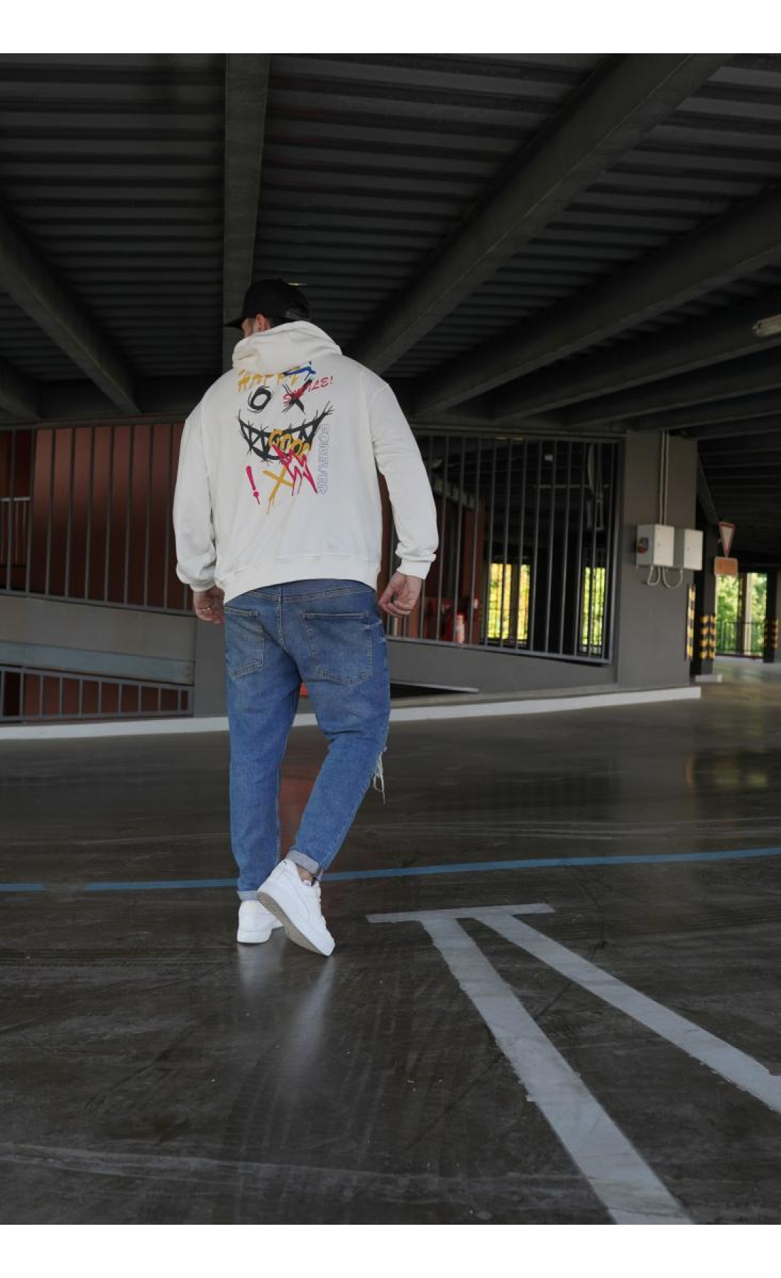 Біле чоловіче  оверсайз худі з трендовим дизайном