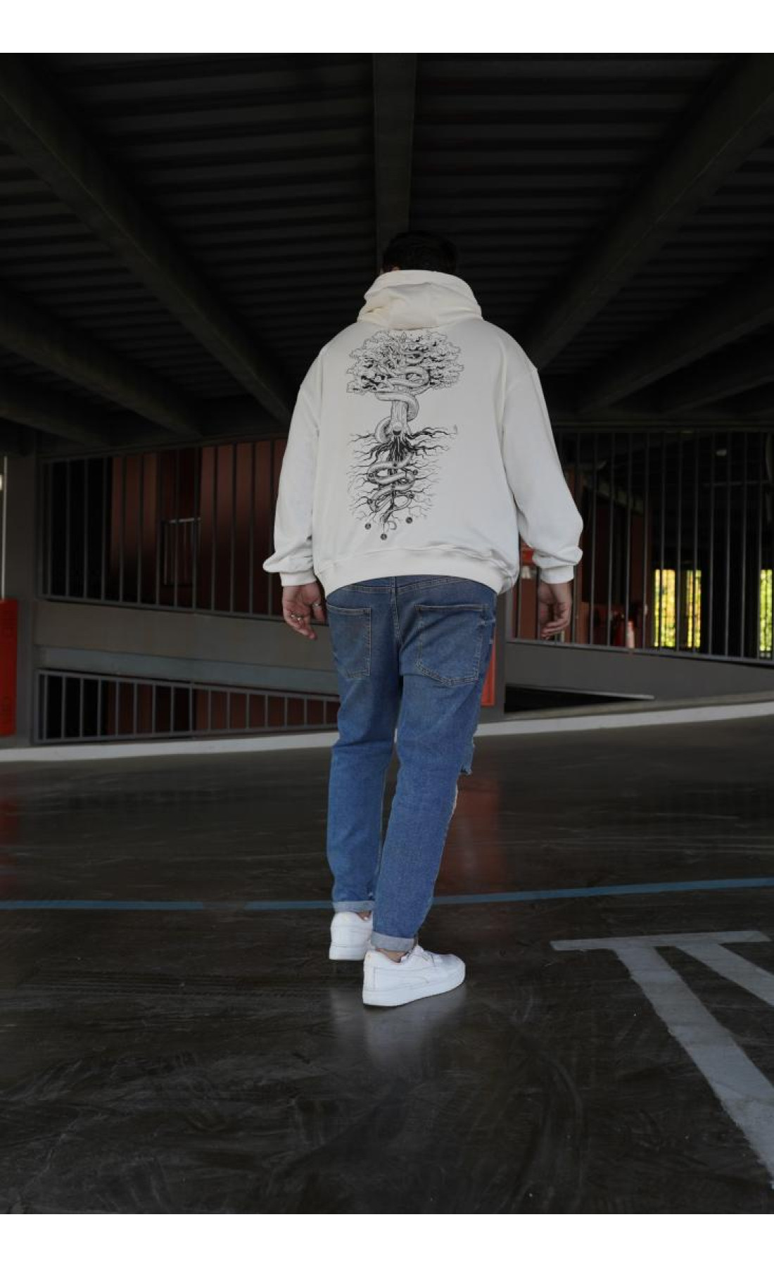 Біле чоловіче  оверсайз худі з трендовим дизайном