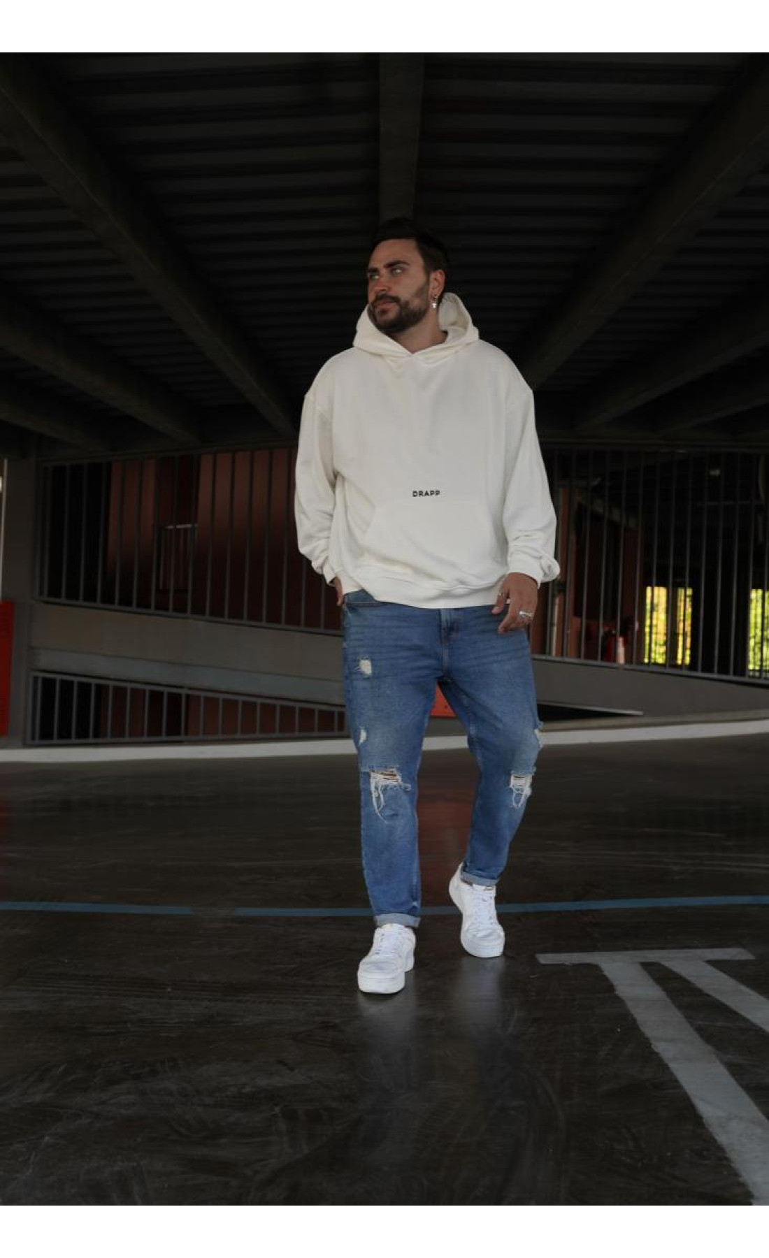 Біле чоловіче  оверсайз худі з трендовим дизайном