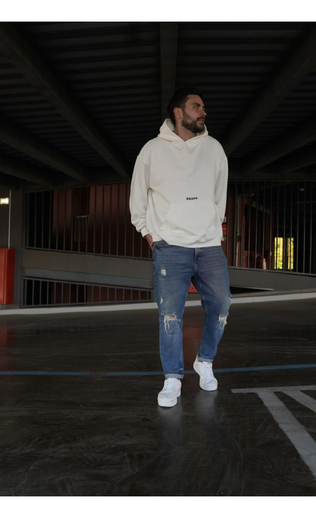 Біле чоловіче  оверсайз худі з трендовим дизайном