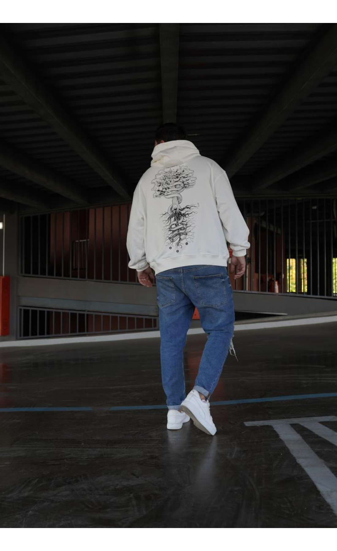Біле чоловіче  оверсайз худі з трендовим дизайном