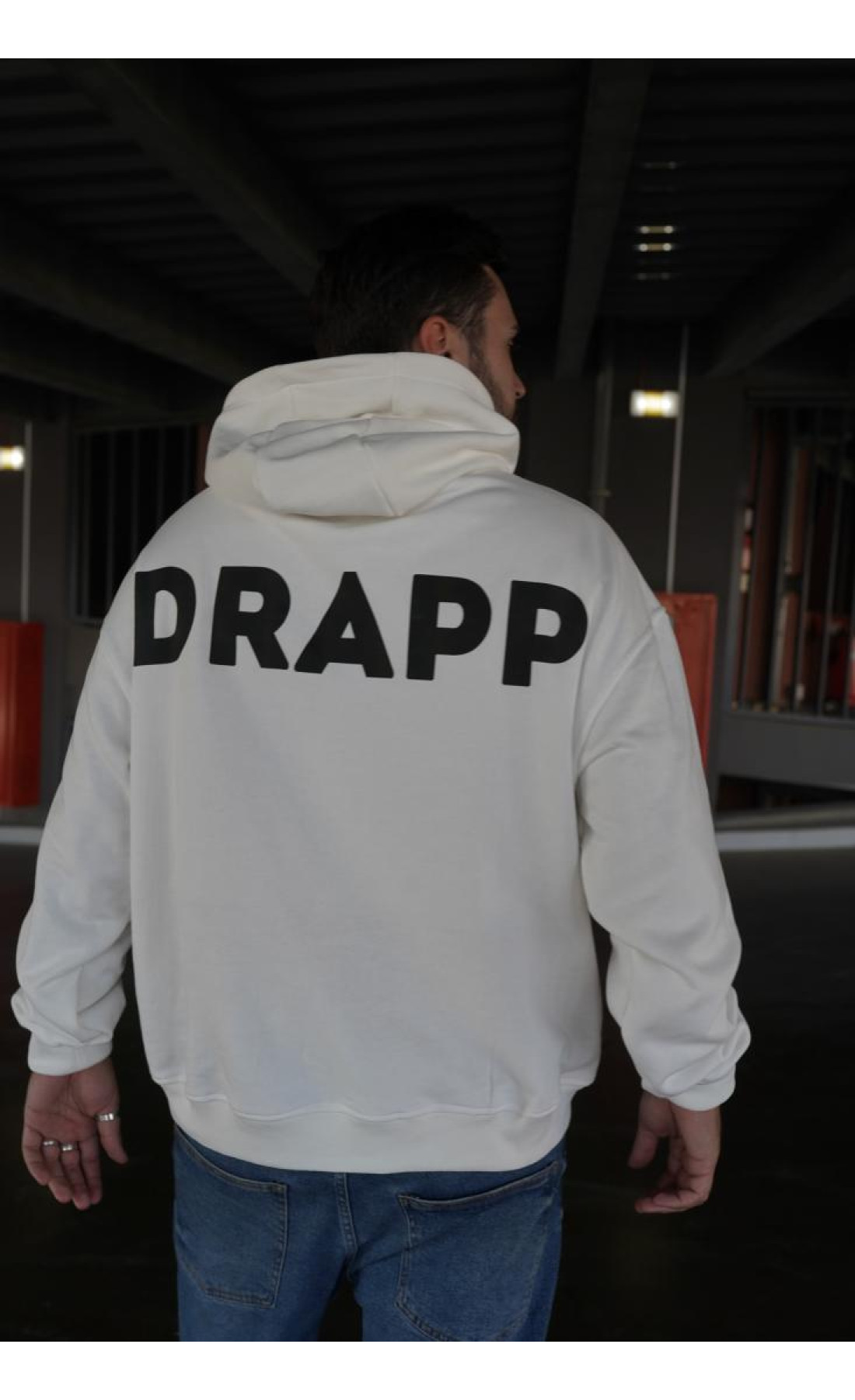 Біле чоловіче  оверсайз худі з трендовим дизайном