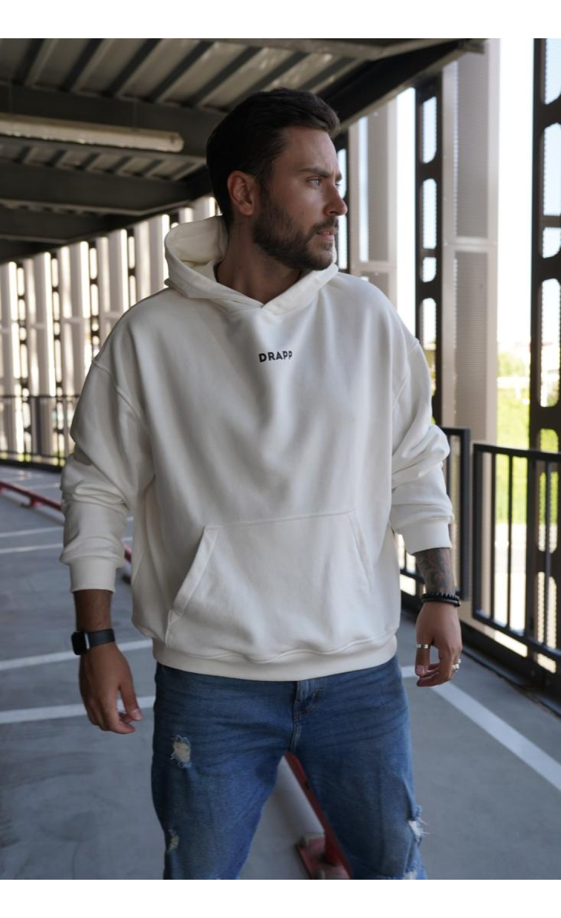 Біле чоловіче  оверсайз худі з трендовим дизайном