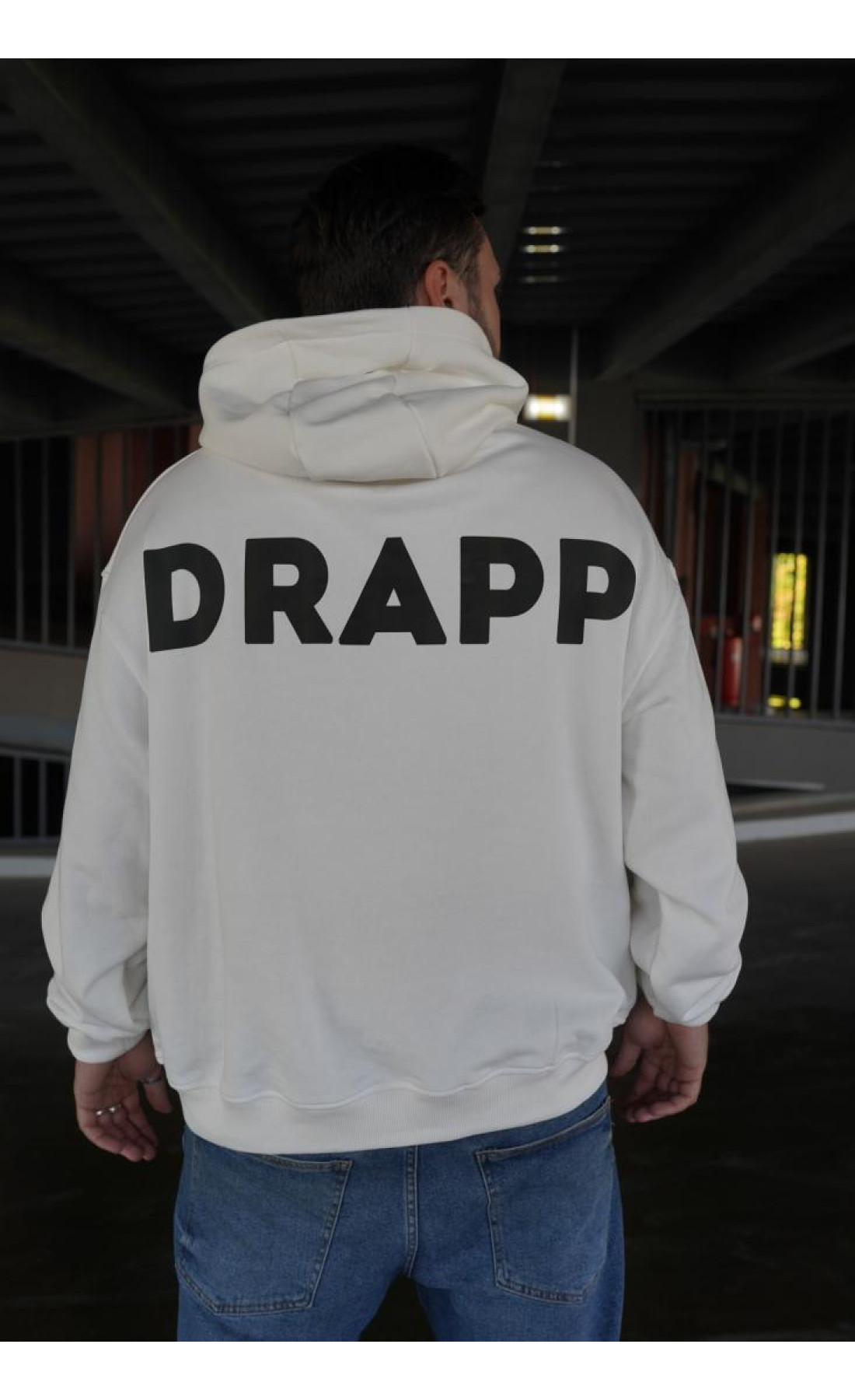 Біле чоловіче  оверсайз худі з трендовим дизайном