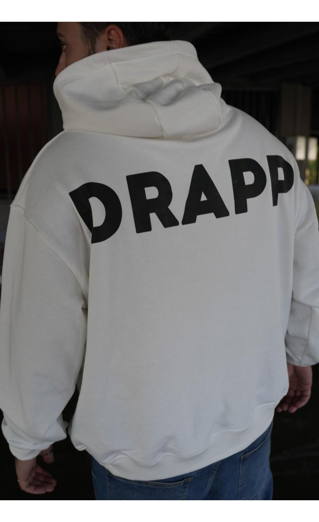 Біле чоловіче  оверсайз худі з трендовим дизайном