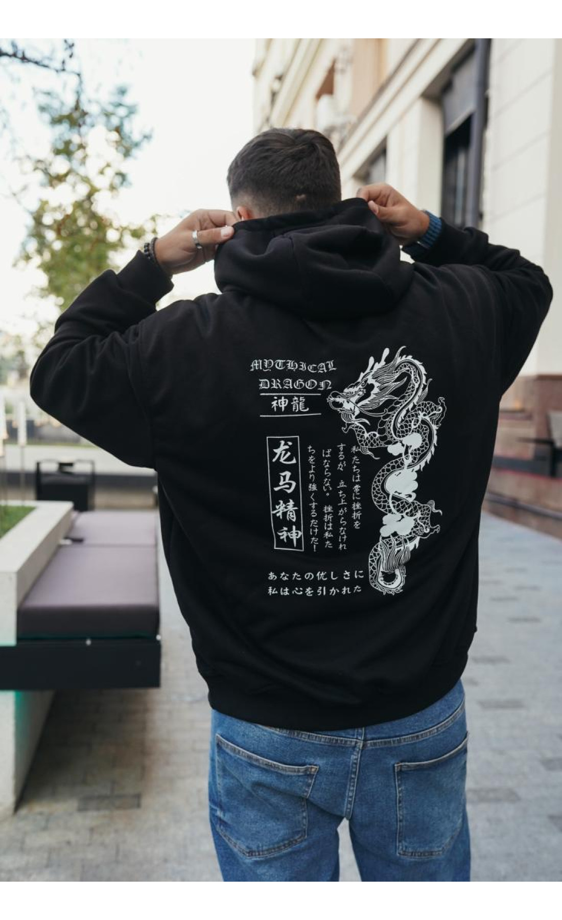 Чоловіче чорне  оверсайз худі з трендовим принтом