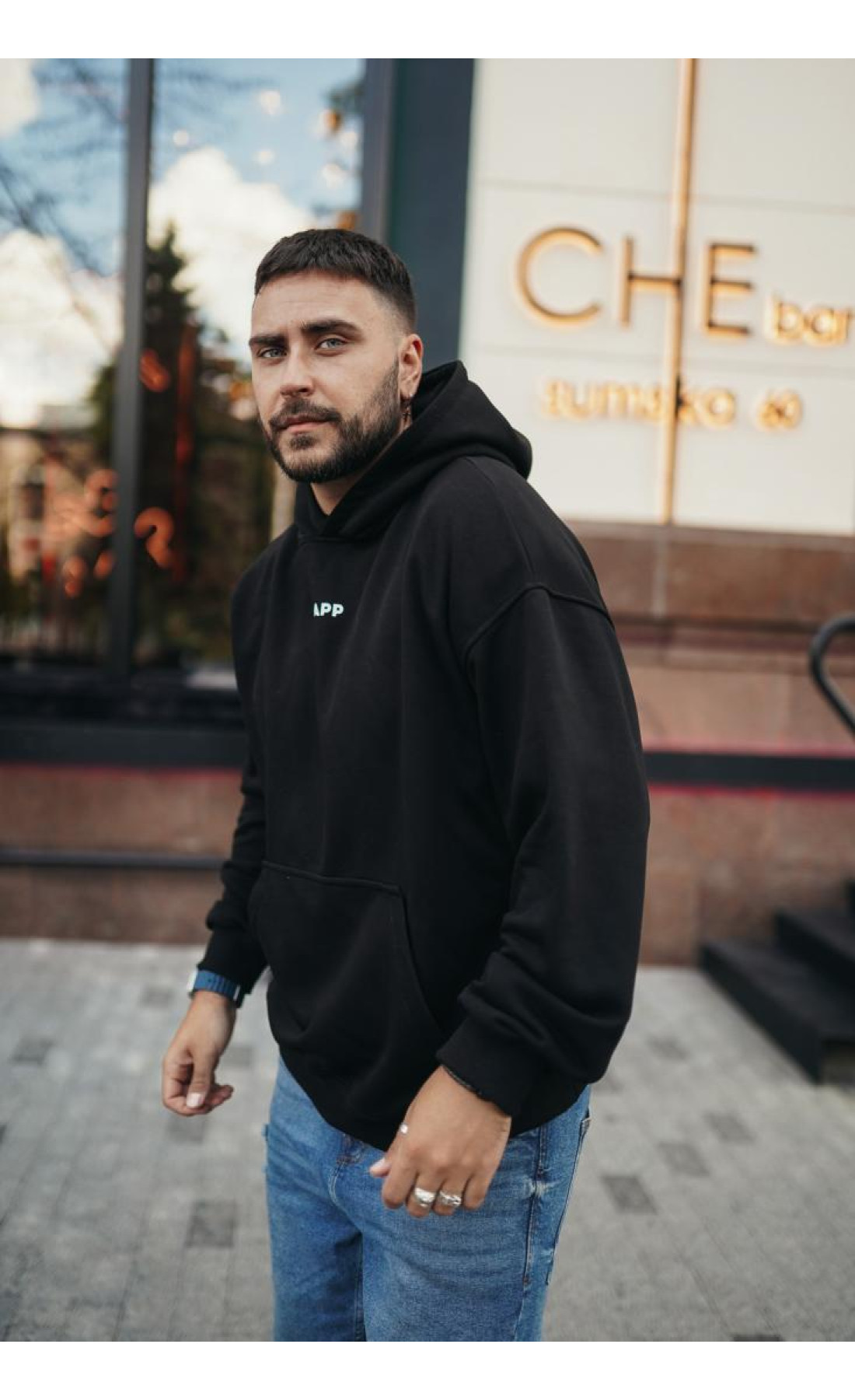 Чоловіче чорне  оверсайз худі з трендовим принтом