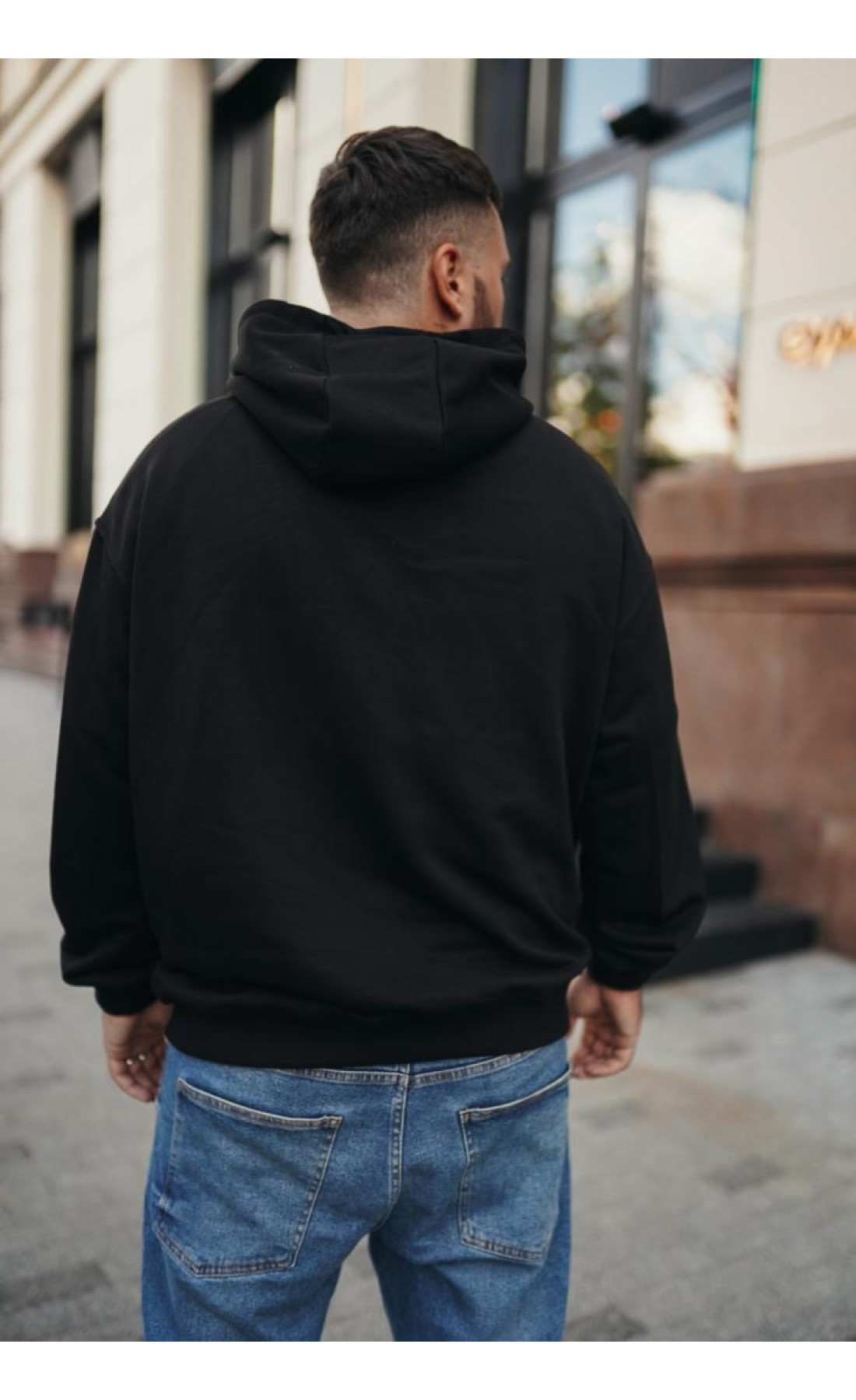 Чоловіче чорне  оверсайз худі з трендовим принтом