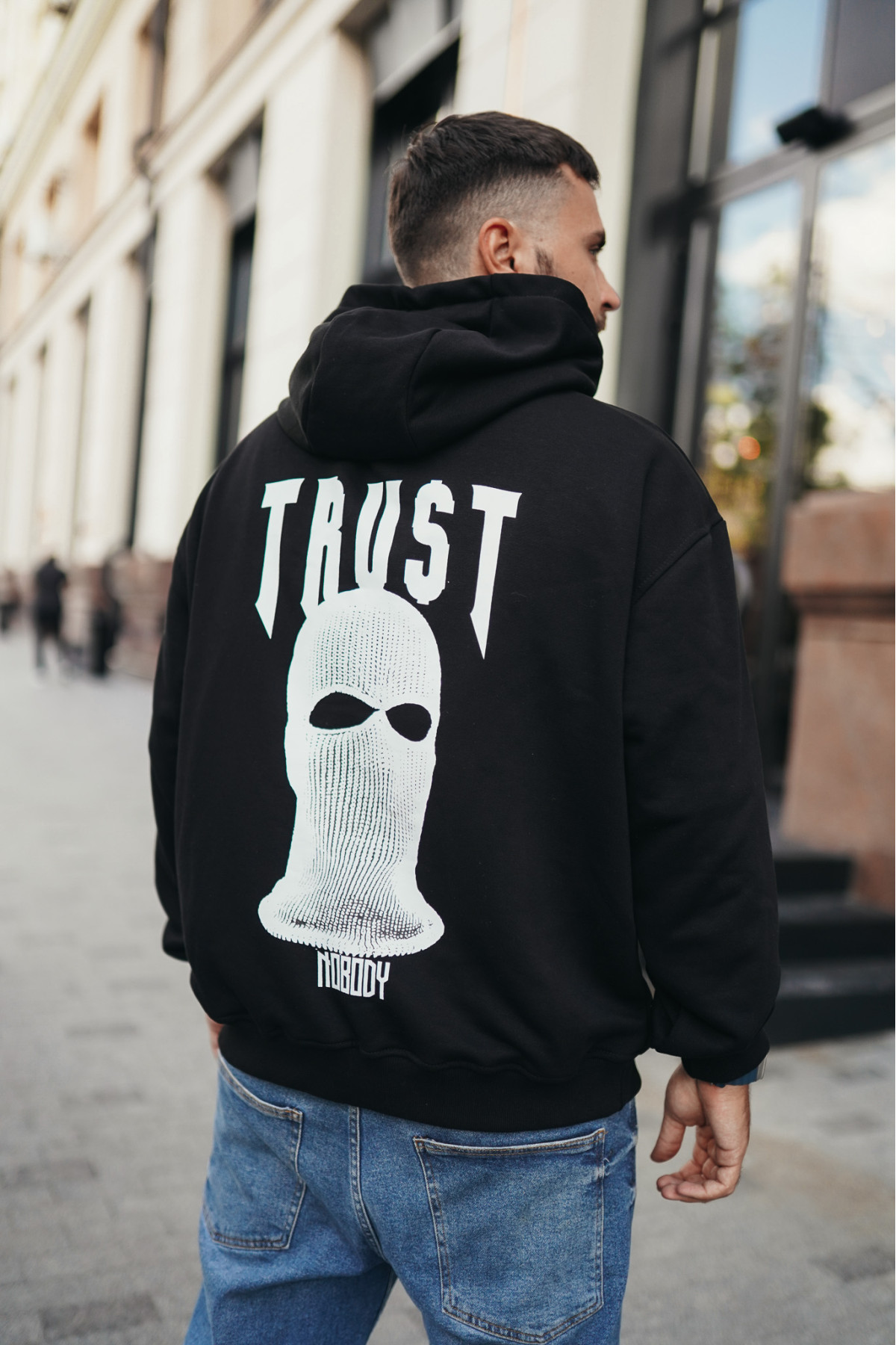 Чоловіче чорне  оверсайз худі з трендовим принтом