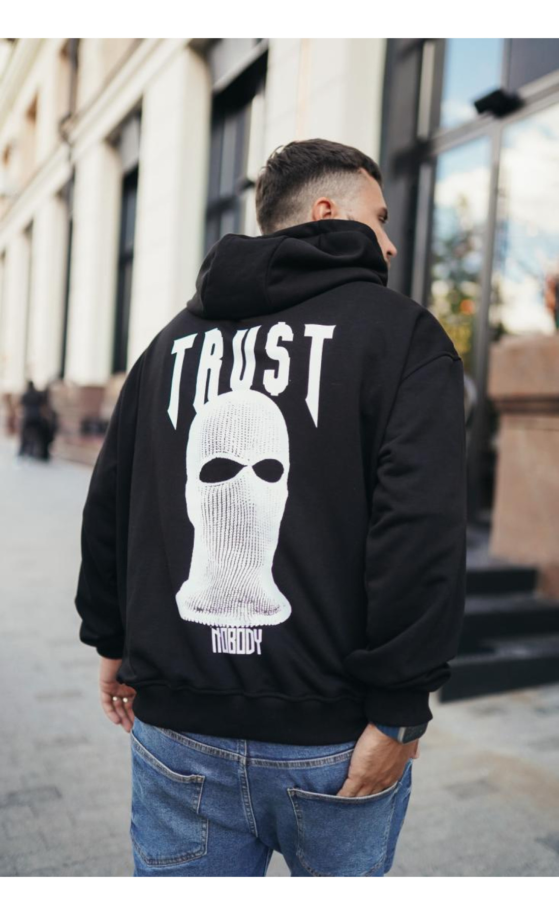 Чоловіче чорне  оверсайз худі з трендовим принтом