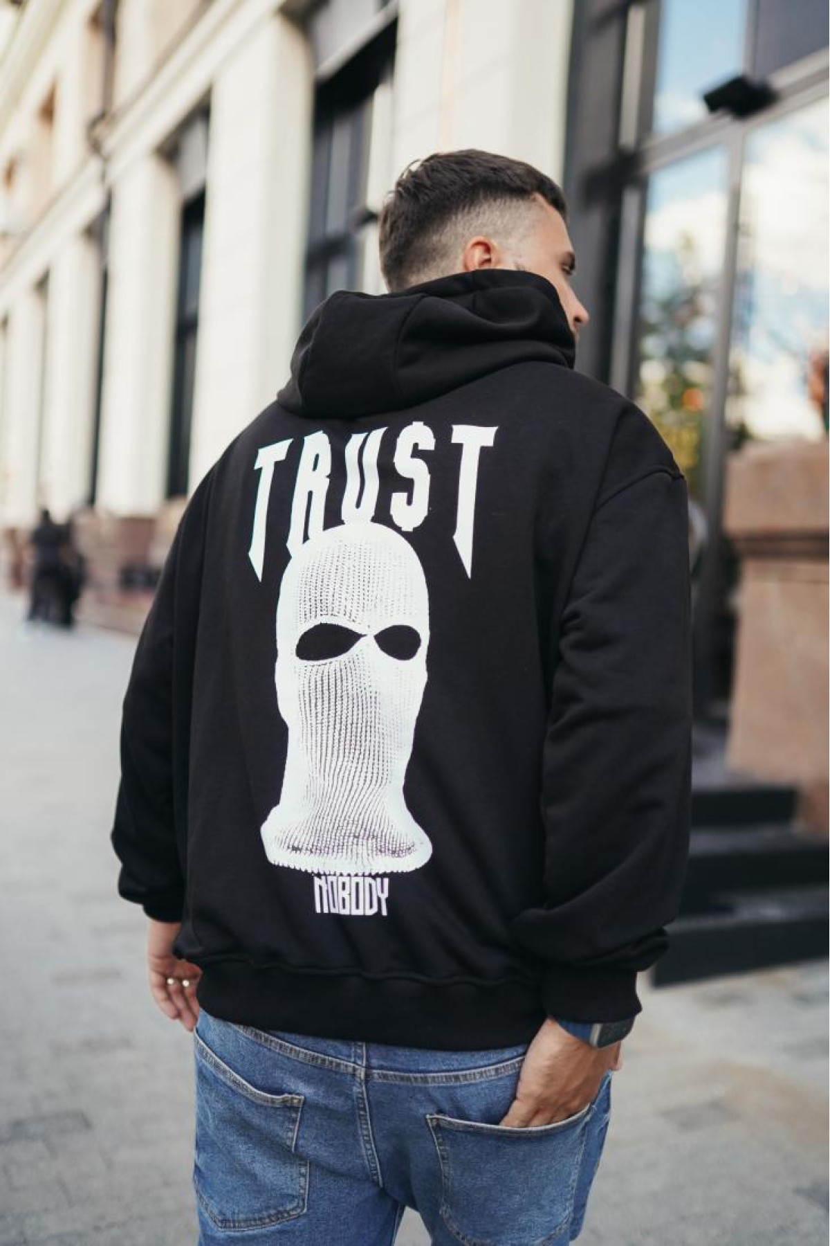 Чоловіче чорне  оверсайз худі з трендовим принтом