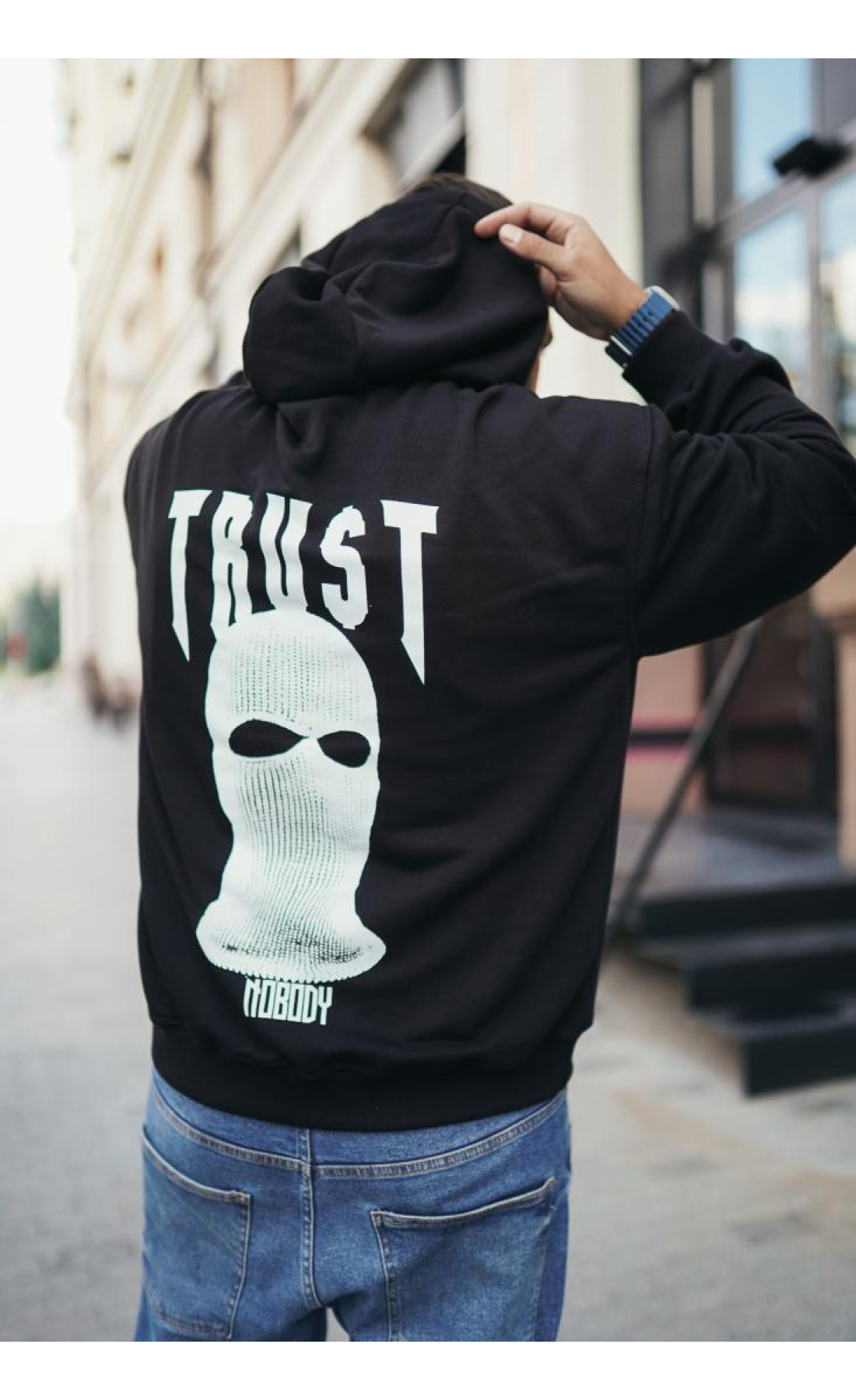 Чоловіче чорне  оверсайз худі з трендовим принтом