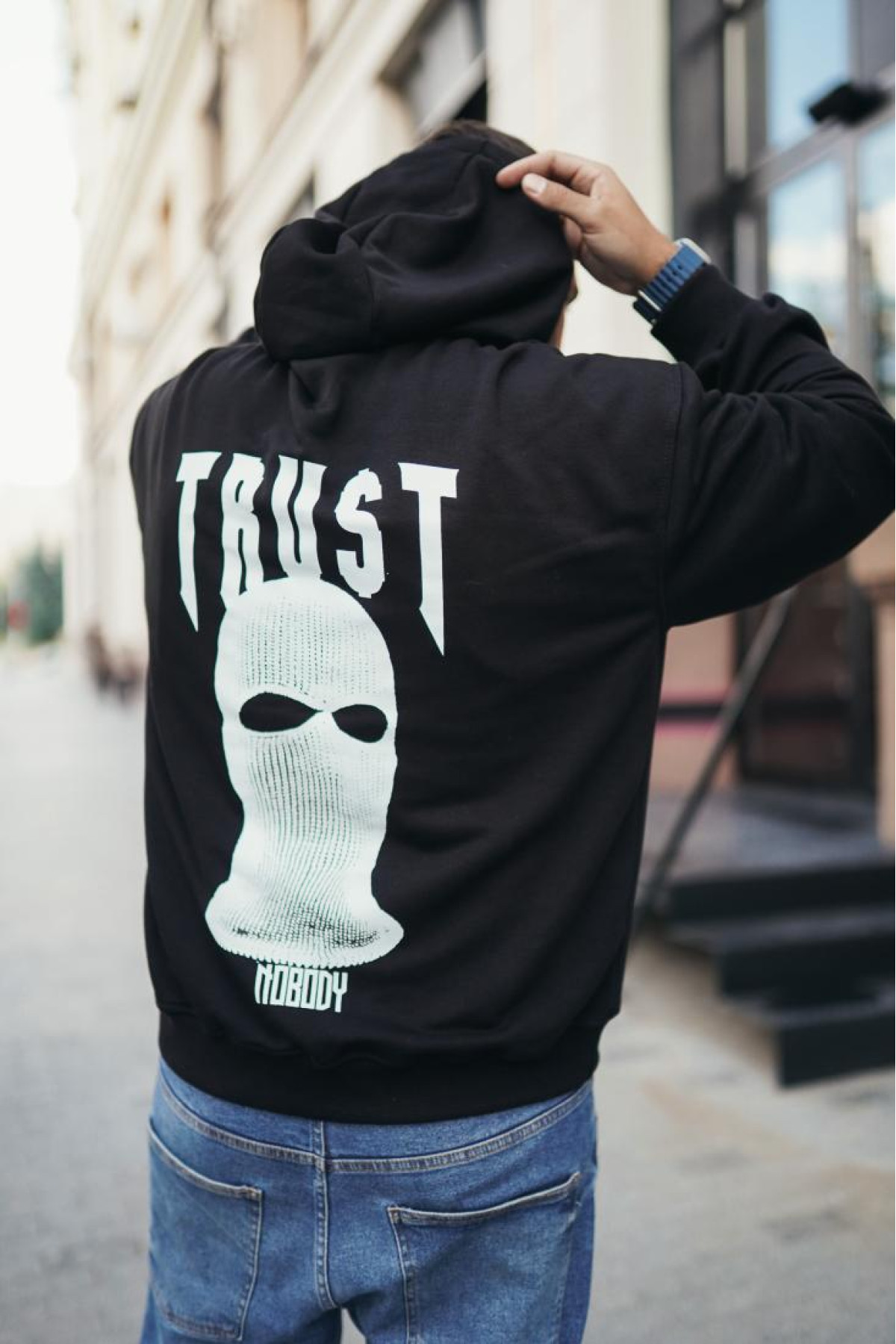 Чоловіче чорне  оверсайз худі з трендовим принтом