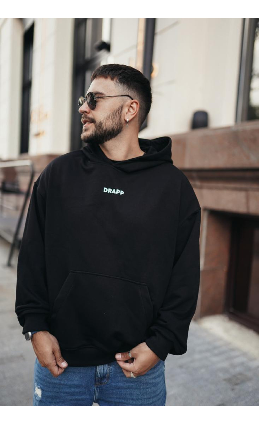 Чоловіче чорне  оверсайз худі з трендовим принтом