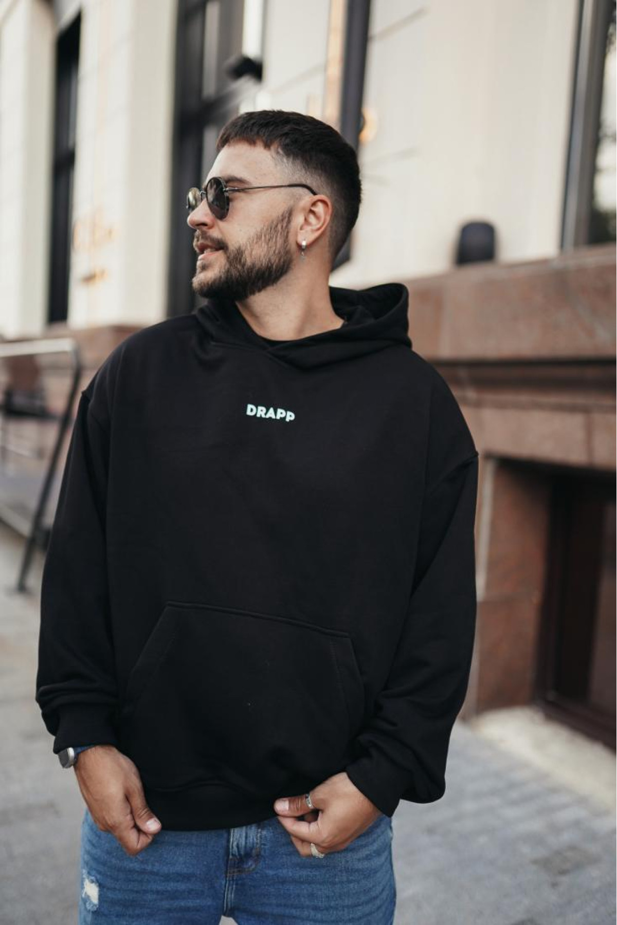 Чоловіче чорне  оверсайз худі з трендовим принтом