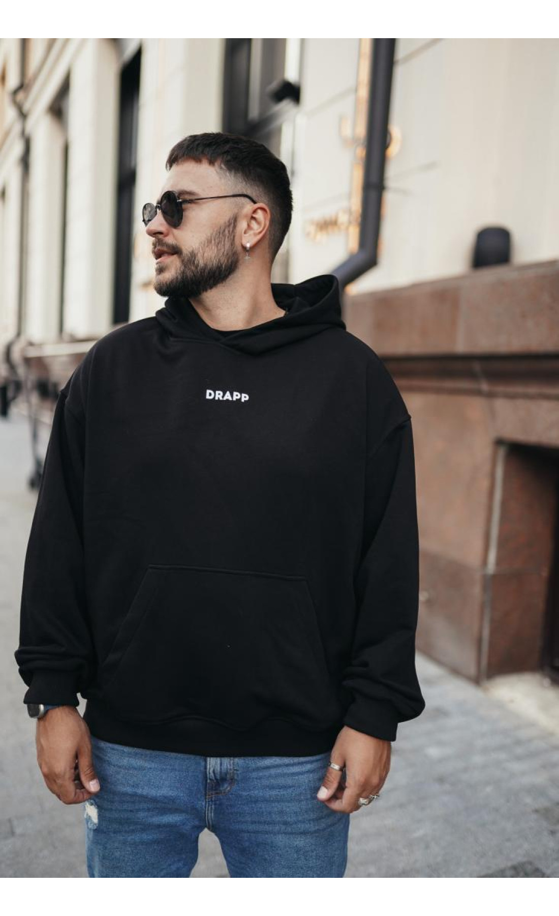 Чоловіче чорне  оверсайз худі з трендовим принтом