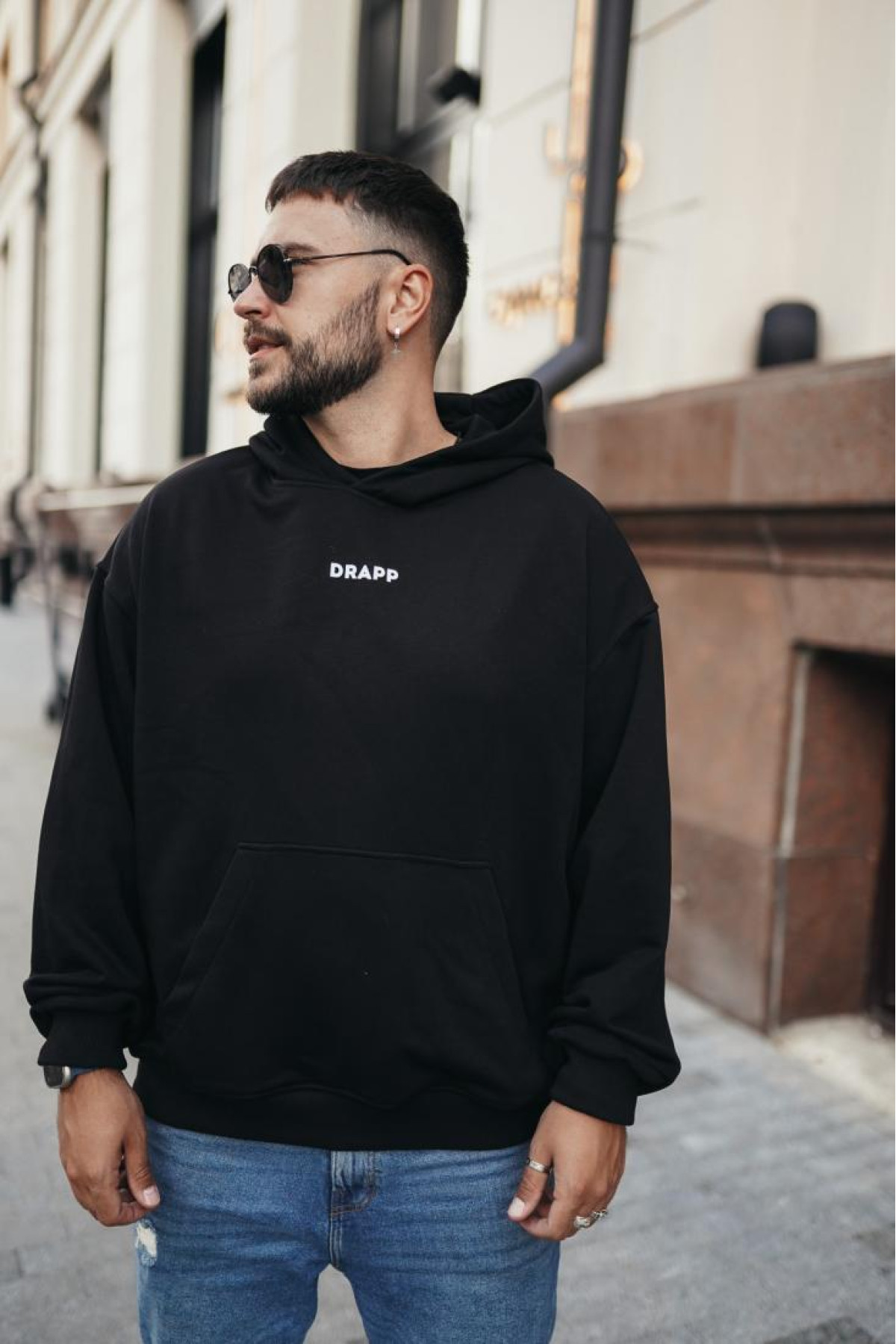 Чоловіче чорне  оверсайз худі з трендовим принтом