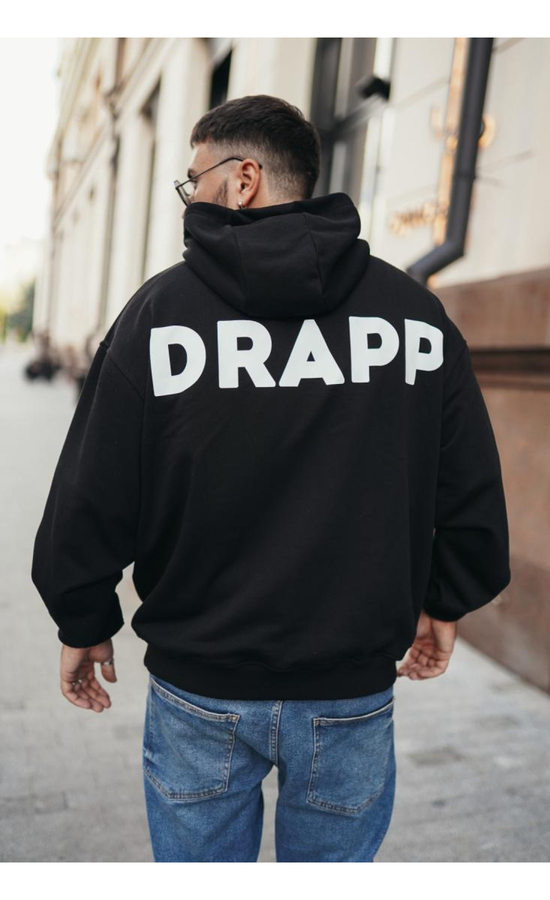 Чоловіче чорне  оверсайз худі з трендовим принтом