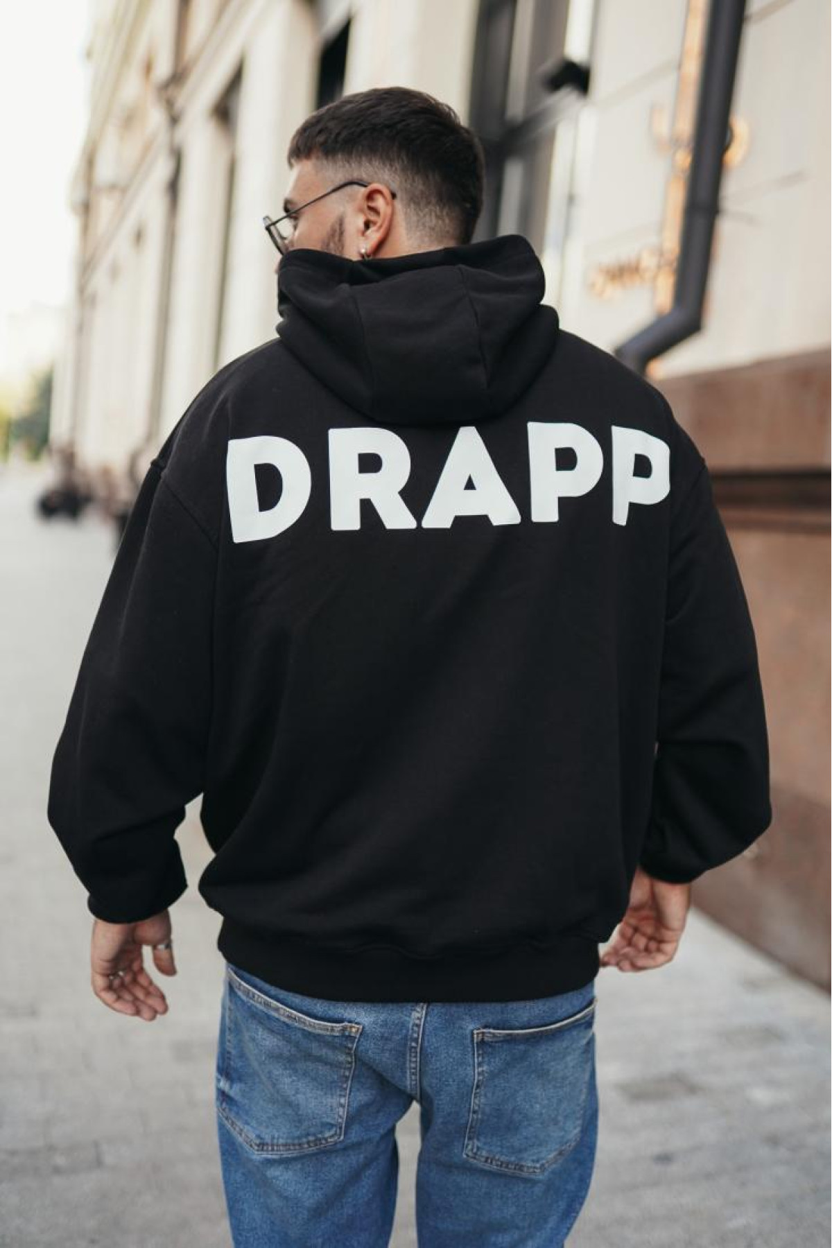 Чоловіче чорне  оверсайз худі з трендовим принтом