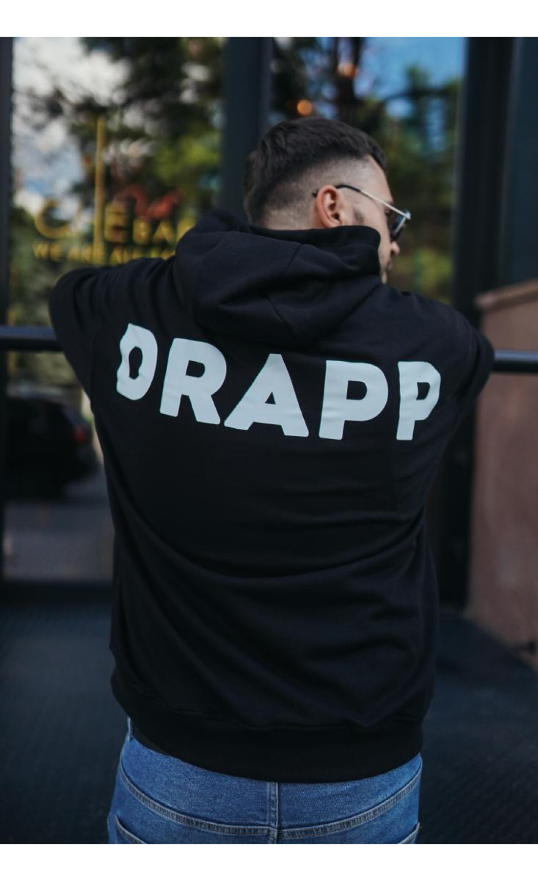 Чоловіче чорне  оверсайз худі з трендовим принтом