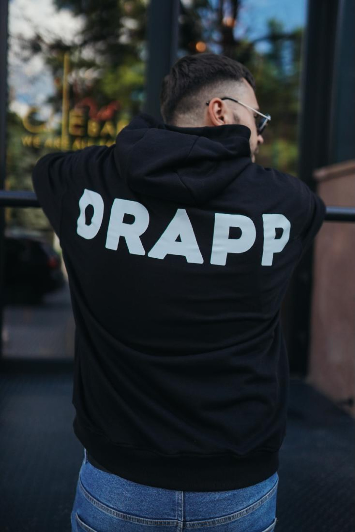 Чоловіче чорне  оверсайз худі з трендовим принтом