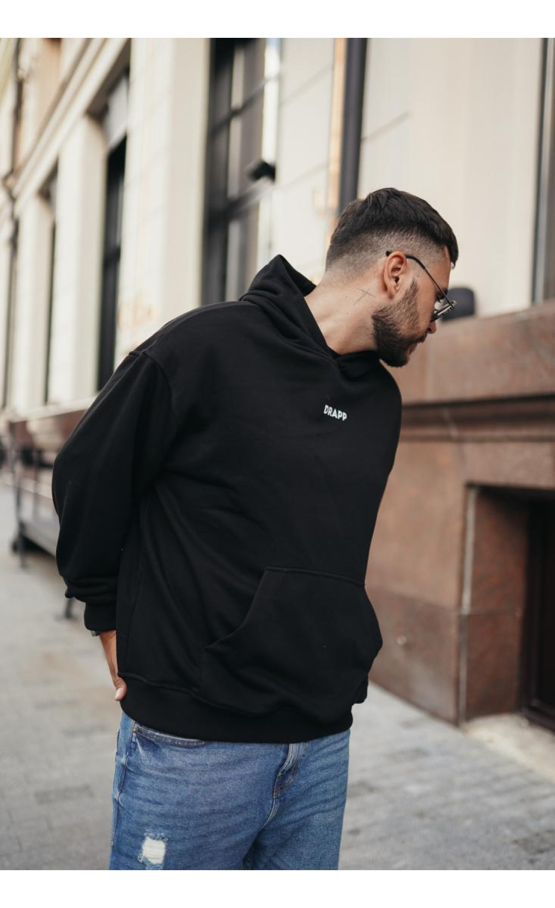 Чоловіче чорне  оверсайз худі з трендовим принтом