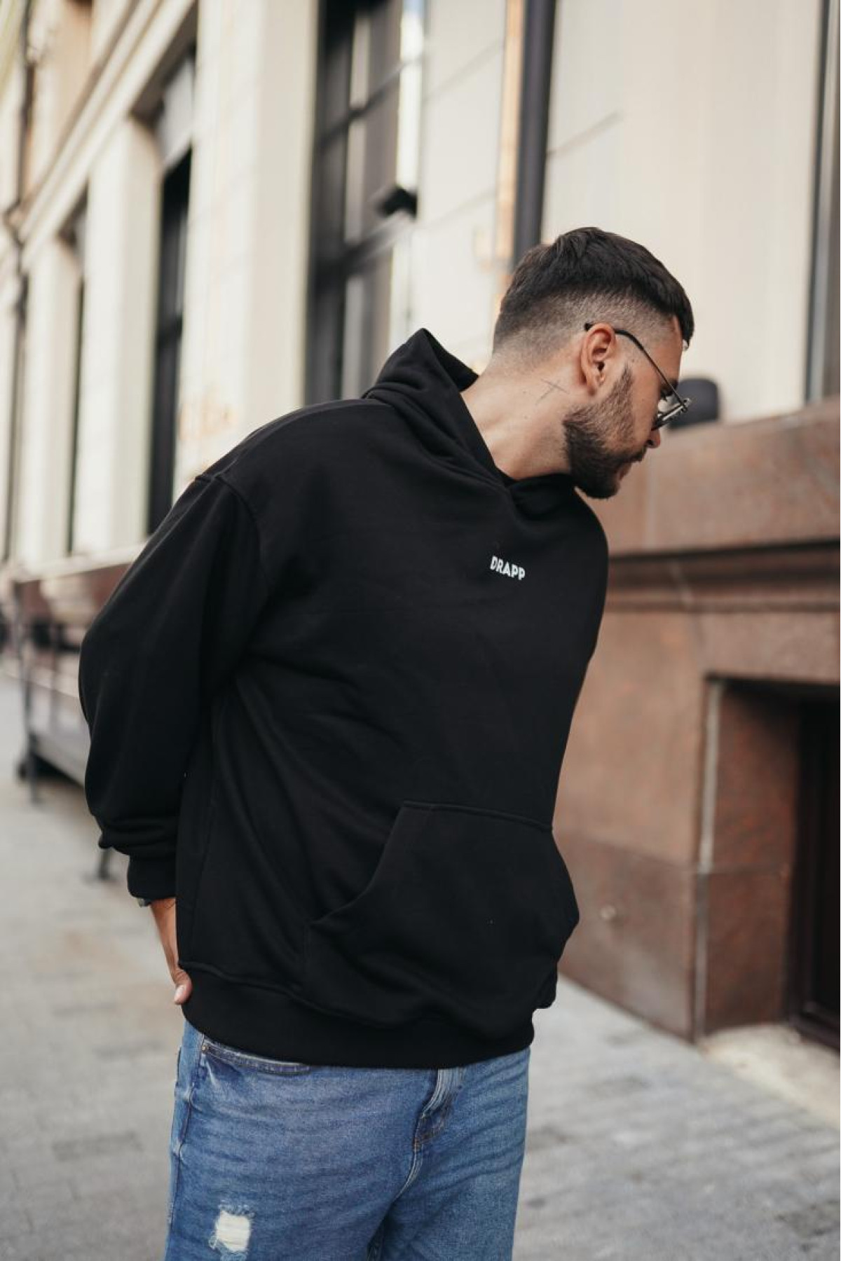 Чоловіче чорне  оверсайз худі з трендовим принтом