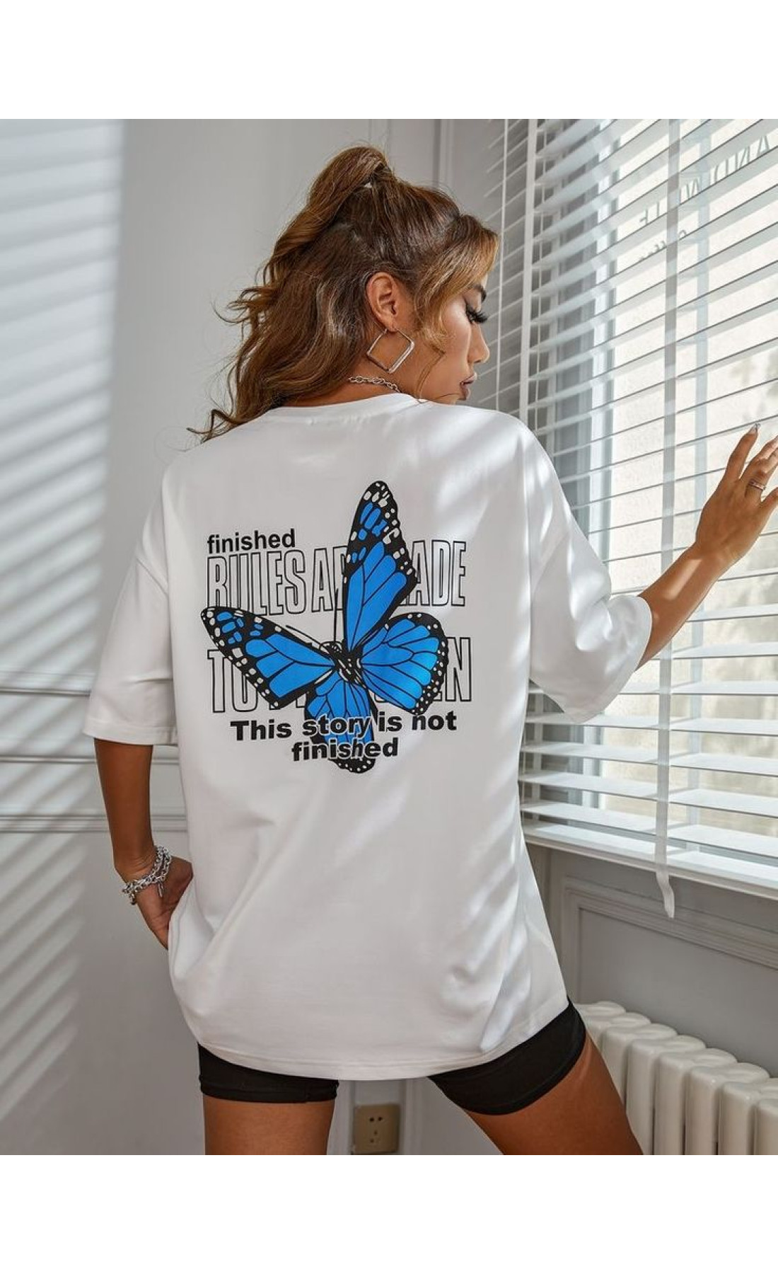 Біла легка літня жіноча оверсайз футболка з яскравим дизайном