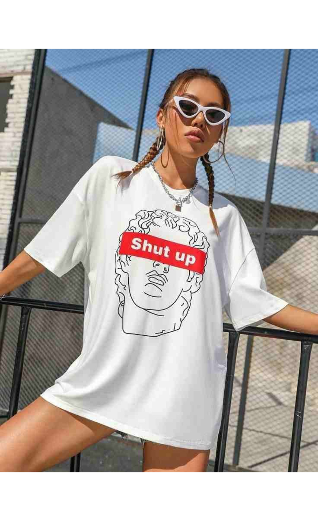 Комфортна жіноча біла оверсайз футболка з модним принтом