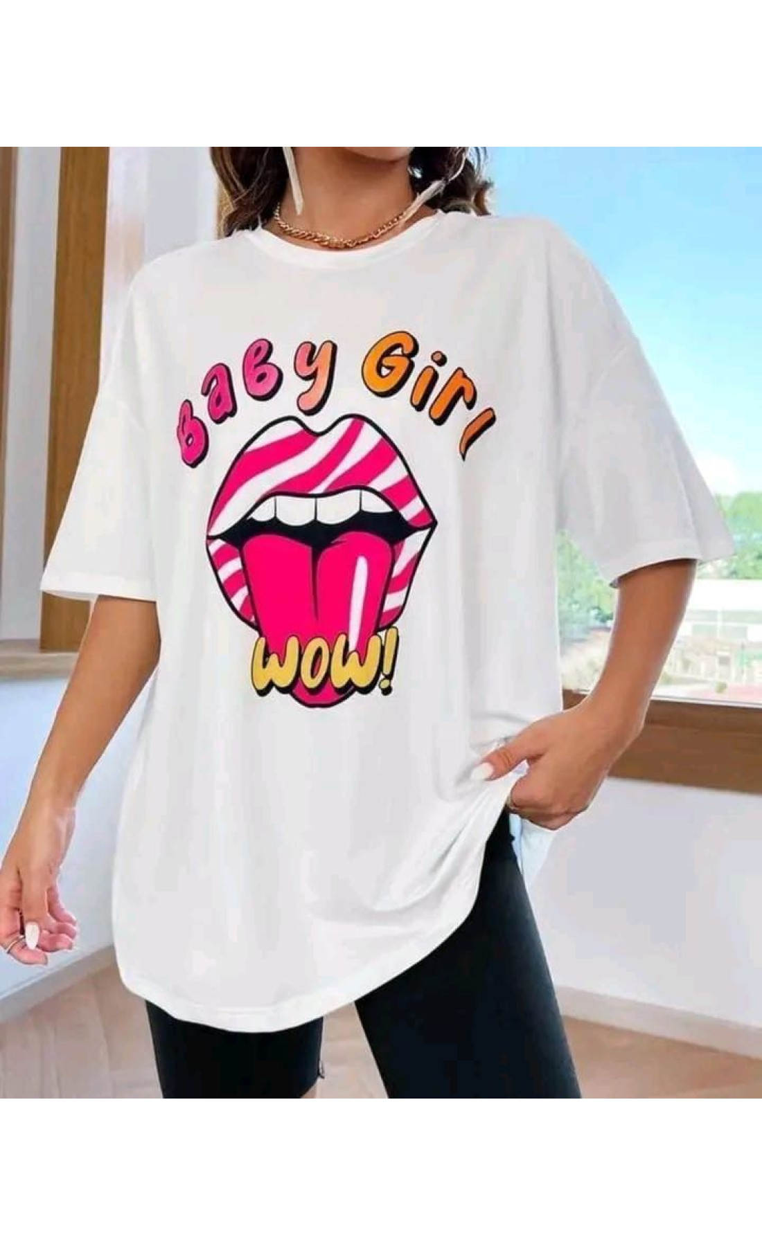 Яскрава жіноча біла оверсайз футболка з модним дизайном