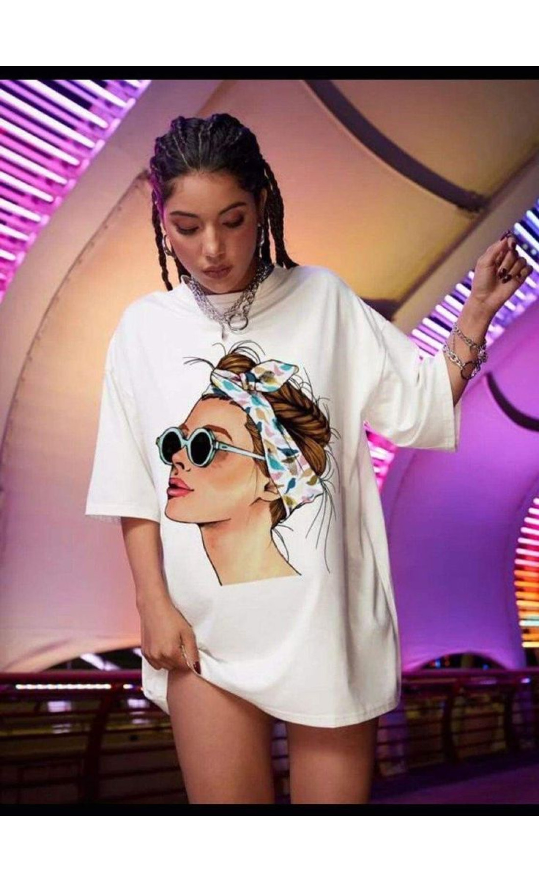 Біла жіноча зручна оверсайз футболка з яскравим дизайном