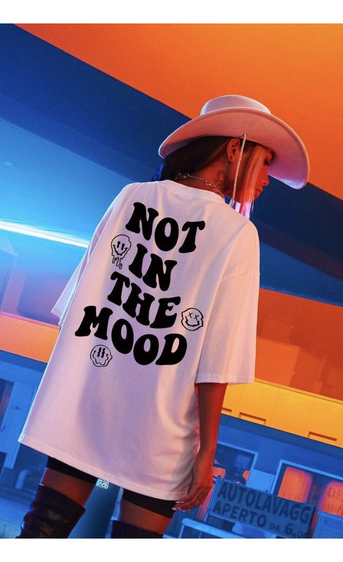 Жіноча біла легка футболка з трендовими написами