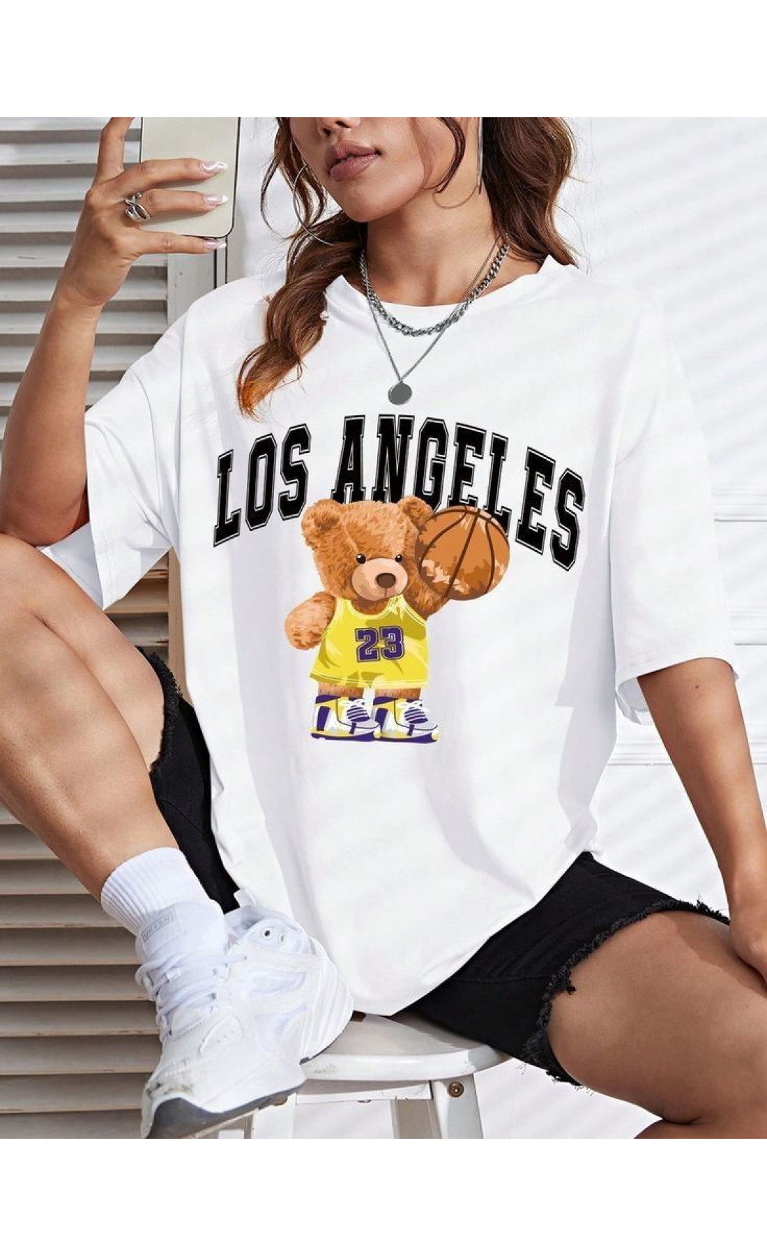 біла жіноча оверсайз футболка з яскравим дизайном