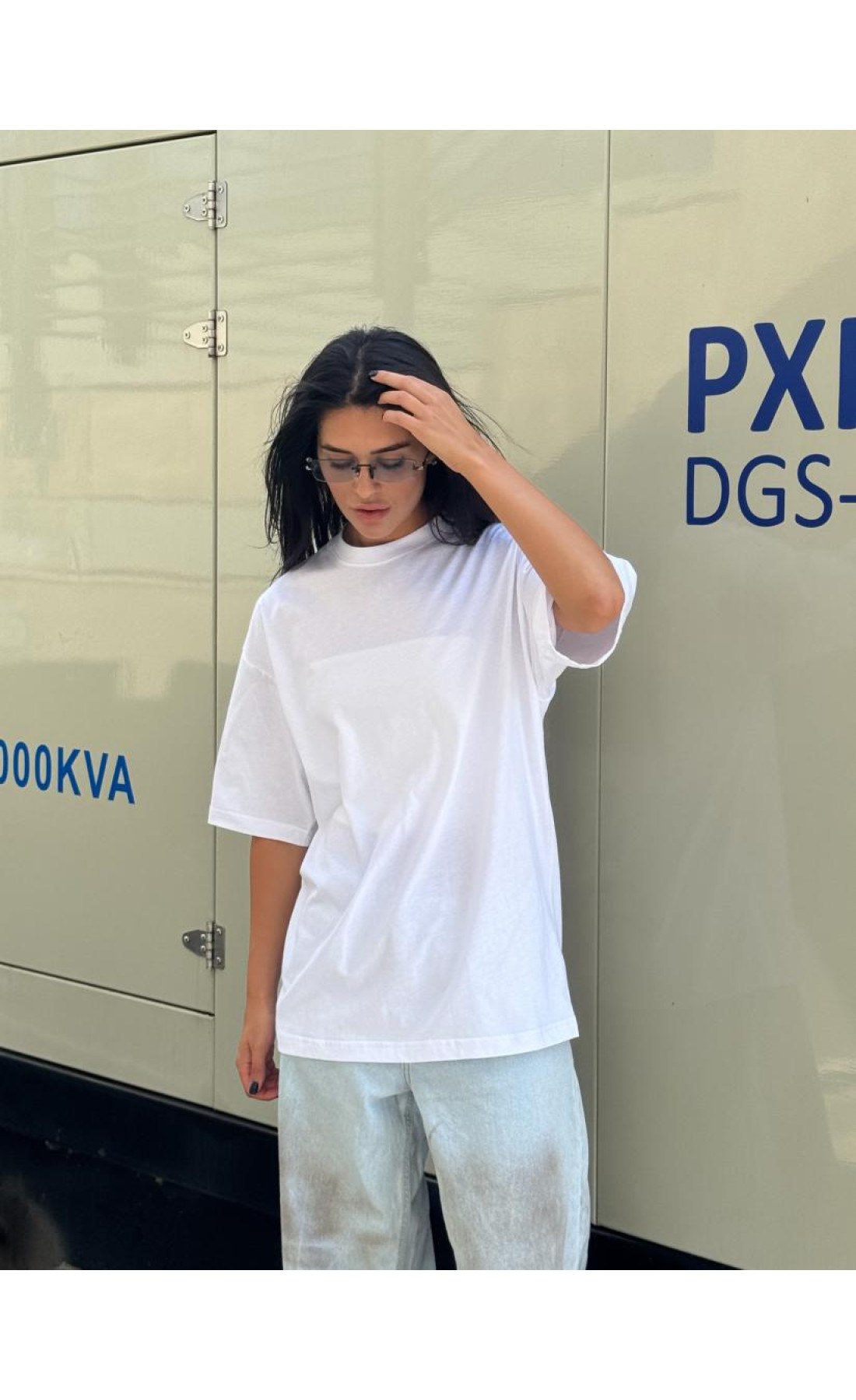 Жіноча біла літня комфортна оверсайз футболка з мультяшним принтом