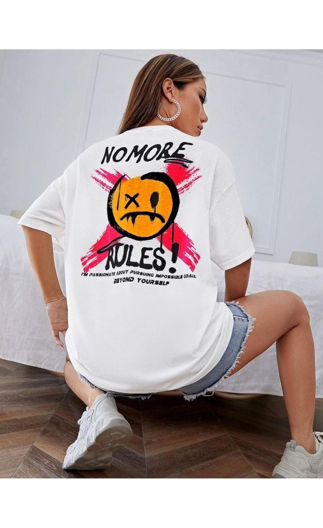 Біла жіноча літня легка оверсайз футболка з модним принтом