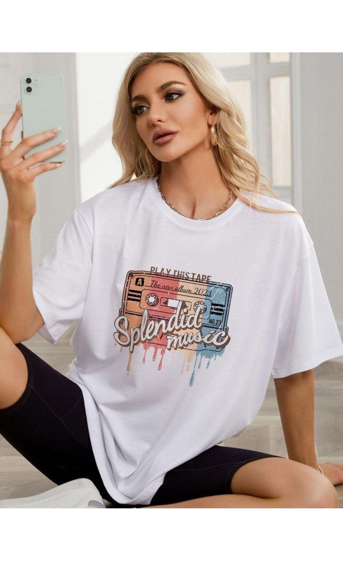 Легка жіноча біла оверсайз футболка з яскравим дизайном