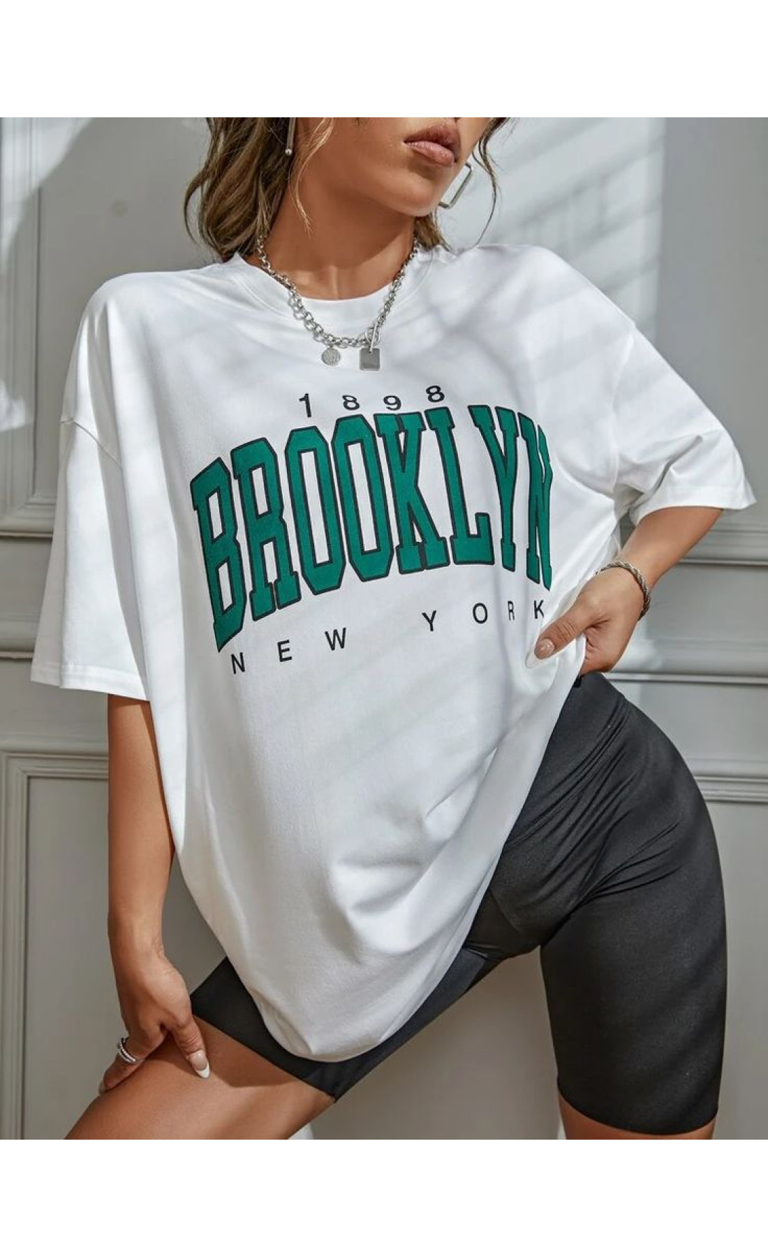 Біла яскрава жіноча оверсайз футболка з трендовимпринтом