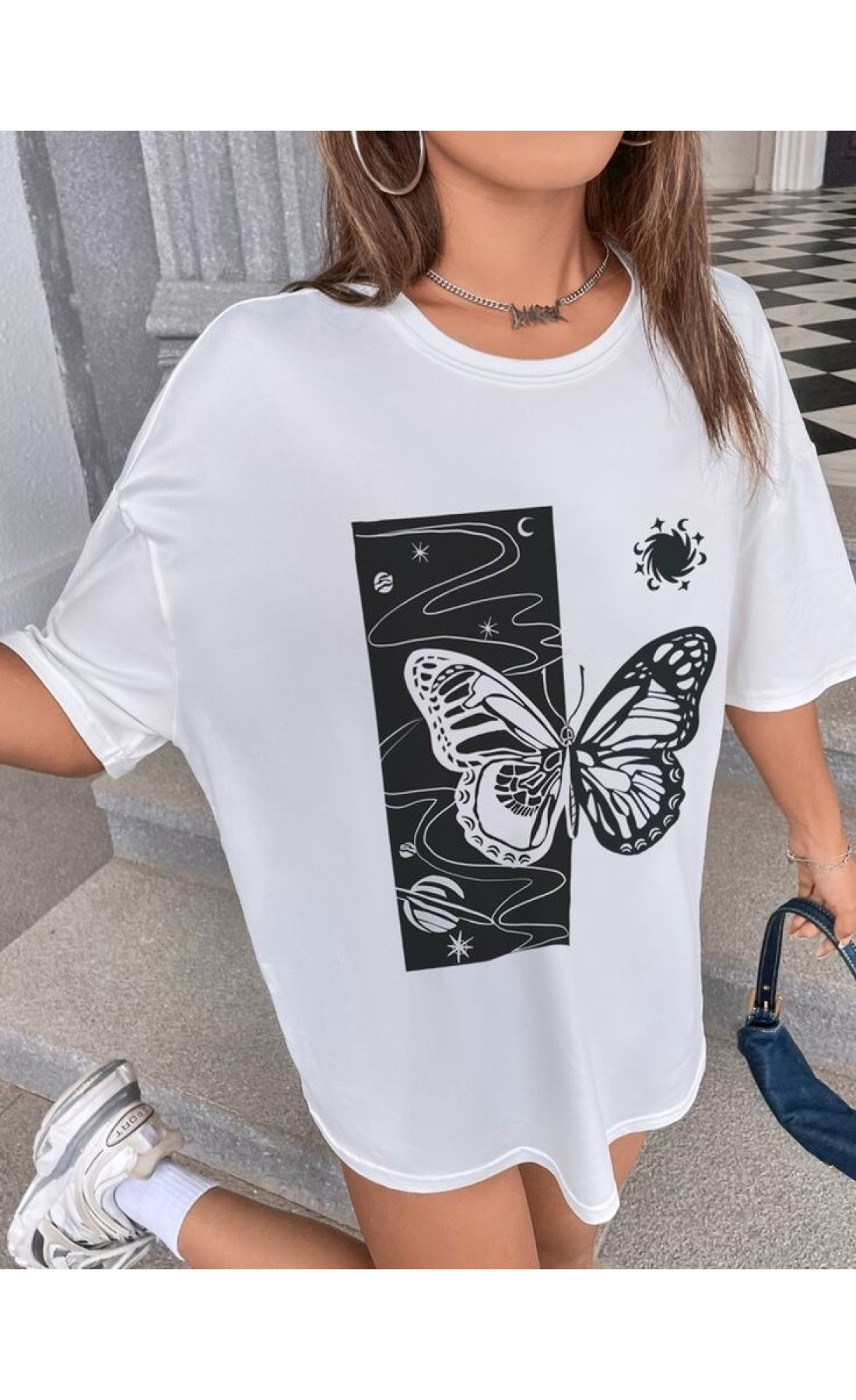 Жіноча  біла оверсайз футболка з яскравим принтом метелика