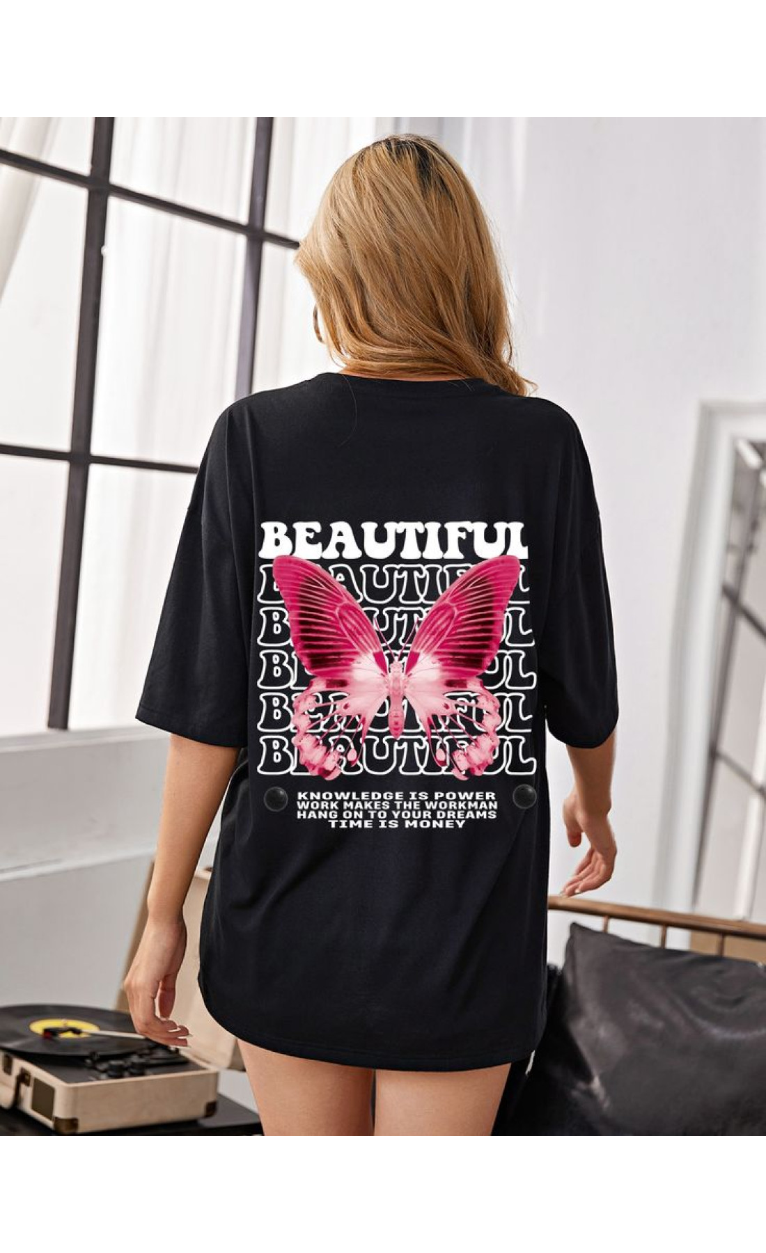 Чорна комфортна жіноча оверсайз футболка з трендовим принтом