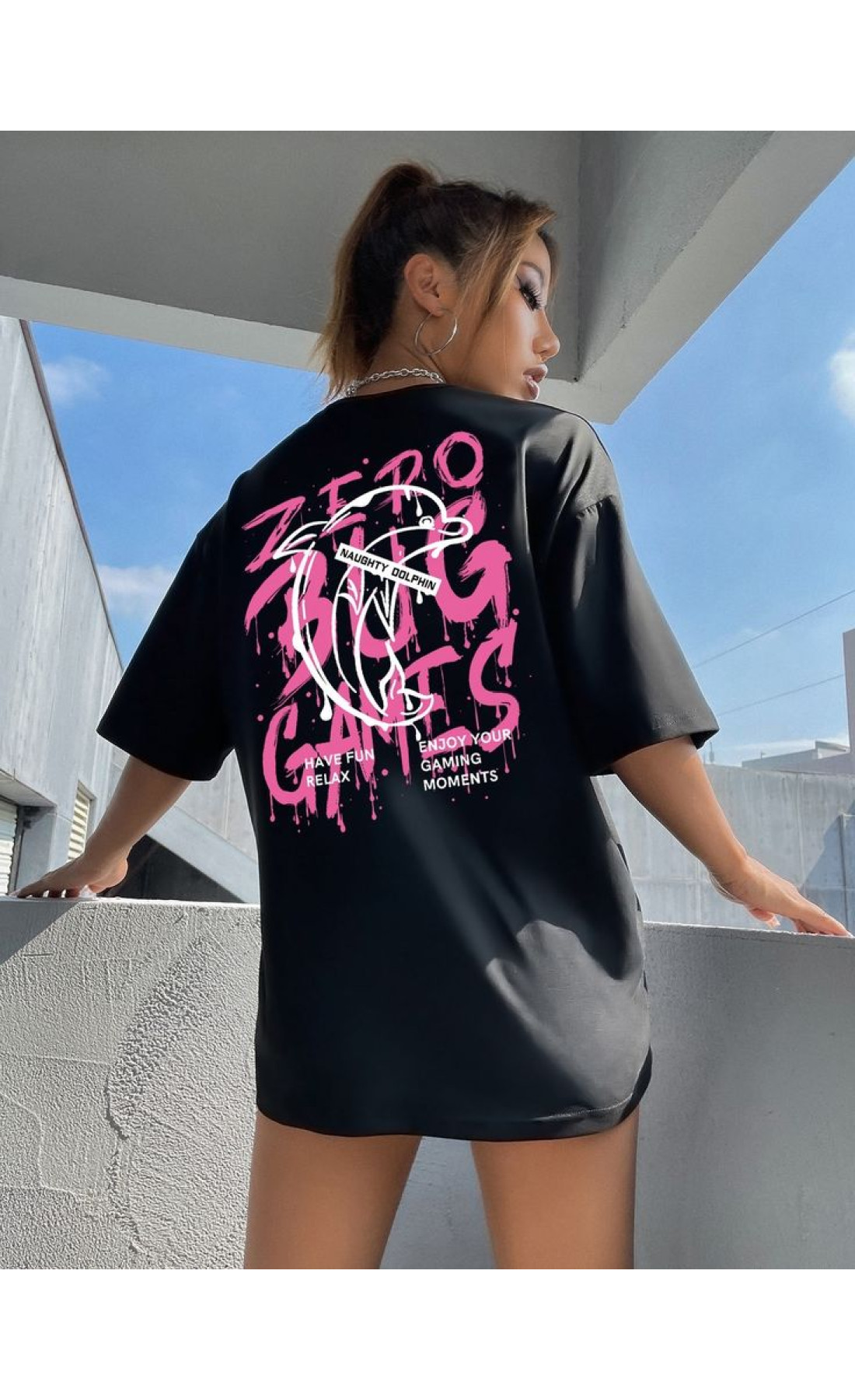 Жіноча комфортна чорна оверсайз футболка з яскравим принтом