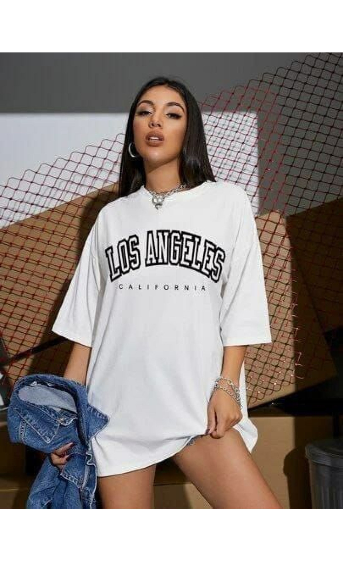 Легка біла жіноча оверсайз футболка з трендовими написами
