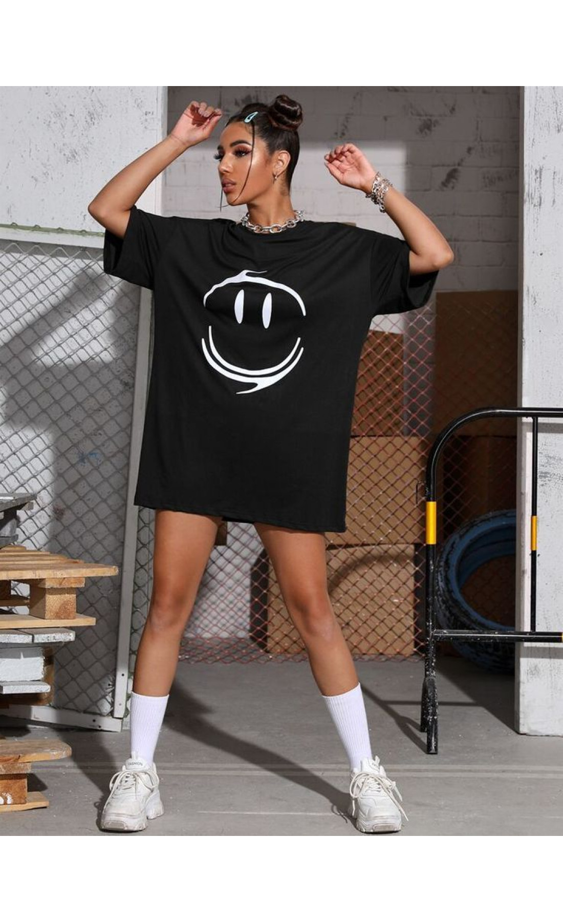 Чорна жіноча трендова оверсайз футболка з модним принтом