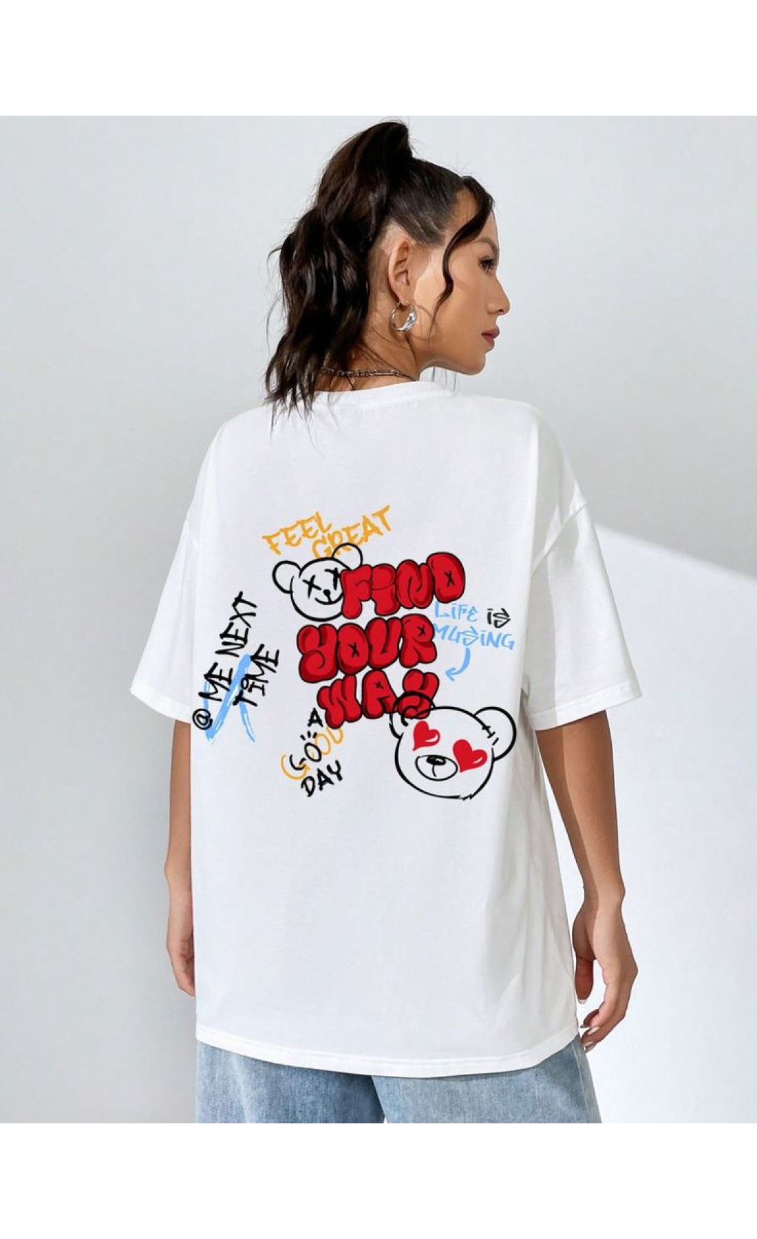 Біла жіноча яскрава оверсайз футболка з трендовим дизайном
