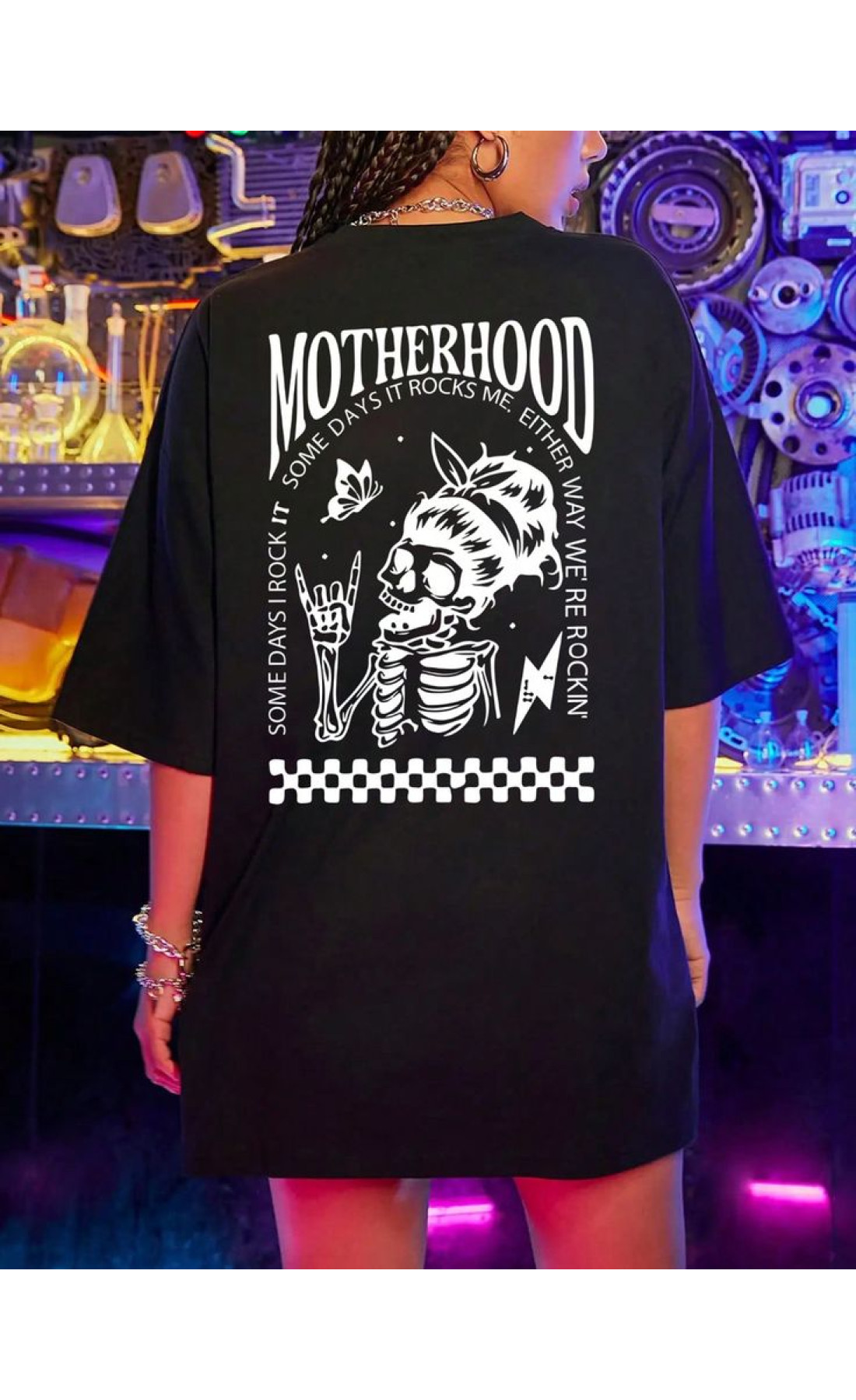 Чорна  жіноча оверсайз футболка з модним дизайном