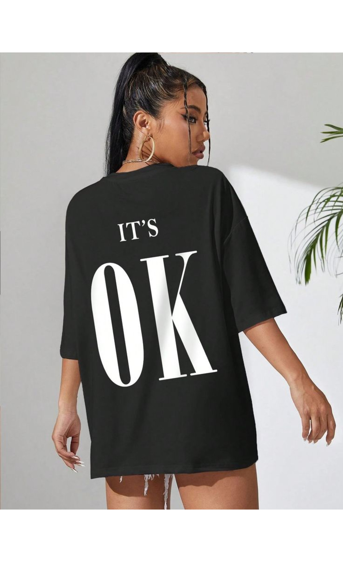Жіноча чорна зручна оверсайз футболка зі стильним написом