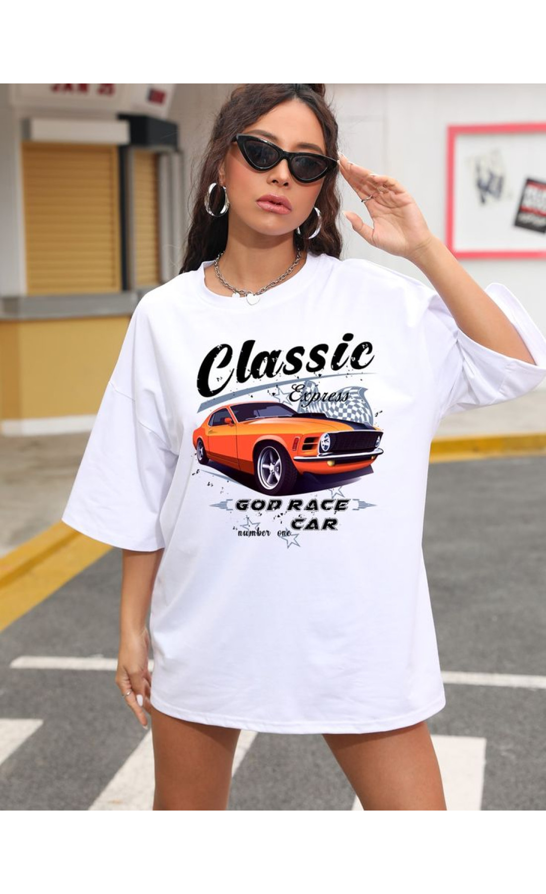 Трендова біла жіноча оверсайз футболка з яскравим дизайном