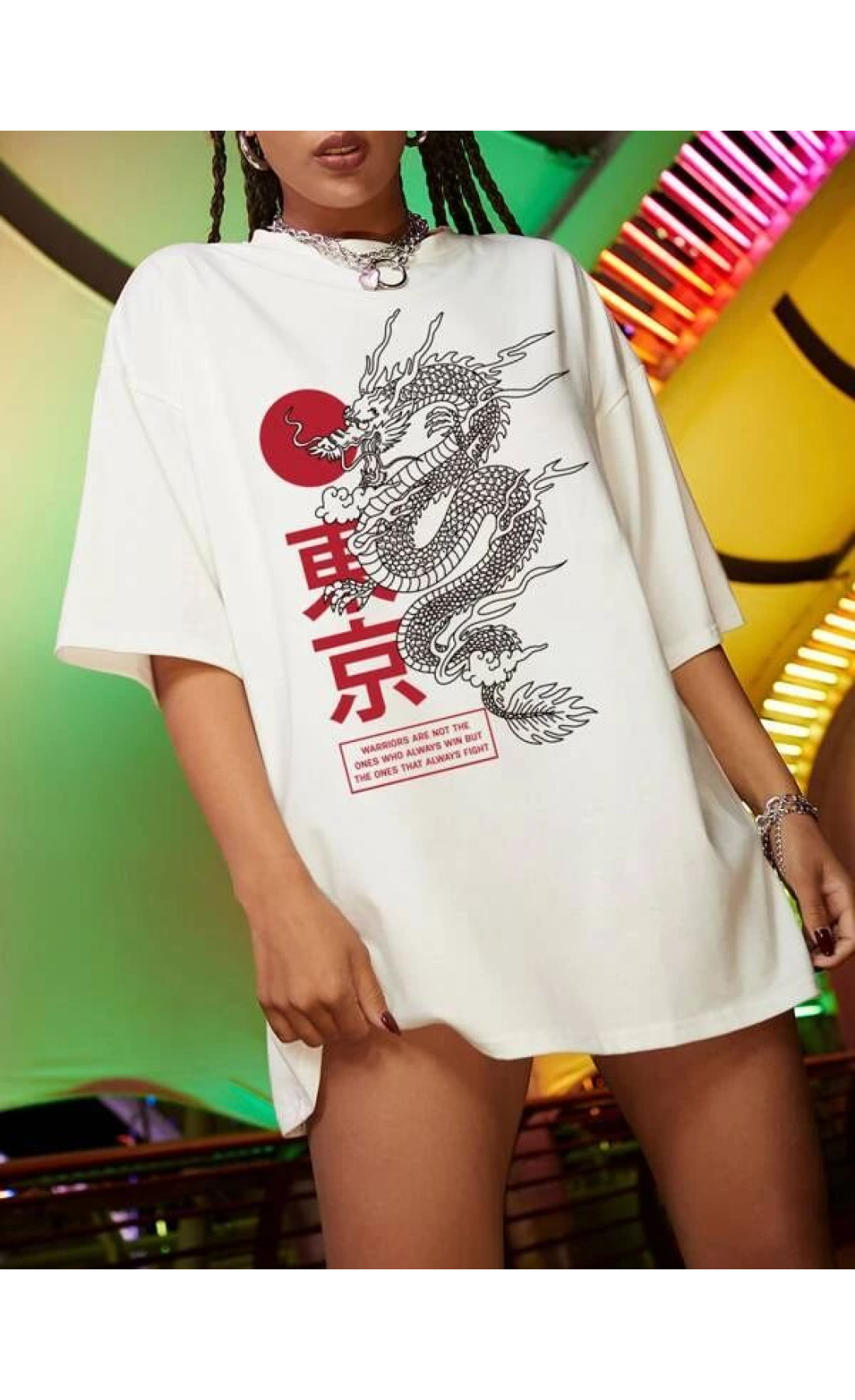 Біла жіноча комфортна оверсайз футболка з трендовим принтом